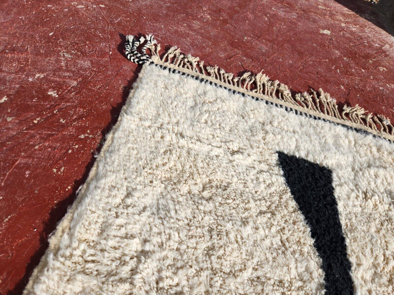 Beni Ouarain Berber rug in cream with black pattern 300x200 cm – natural wool