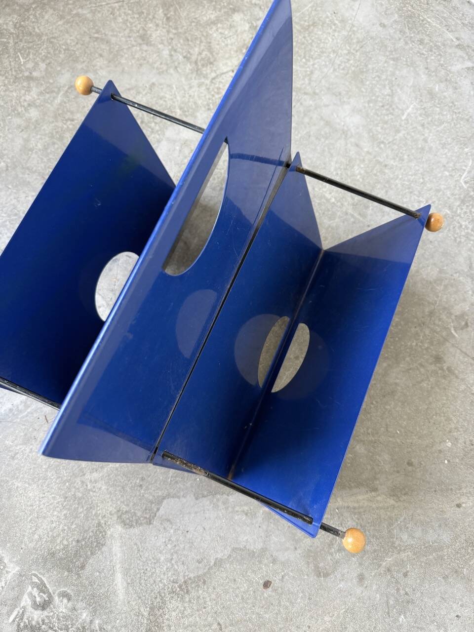 Memphis 80s Magazine Rack