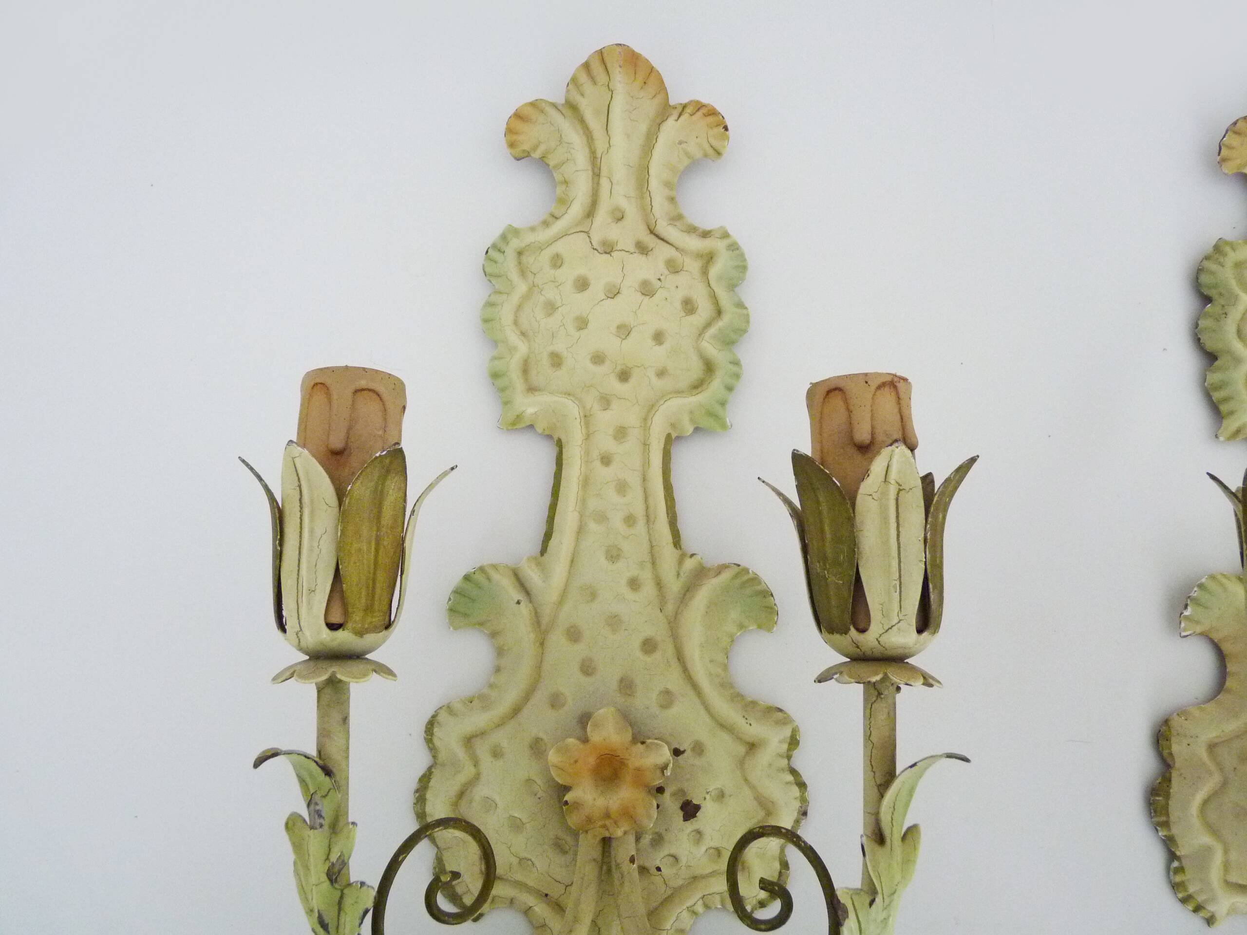 Pair of Italian wall lights in cream-colored sheet metal. 1970s