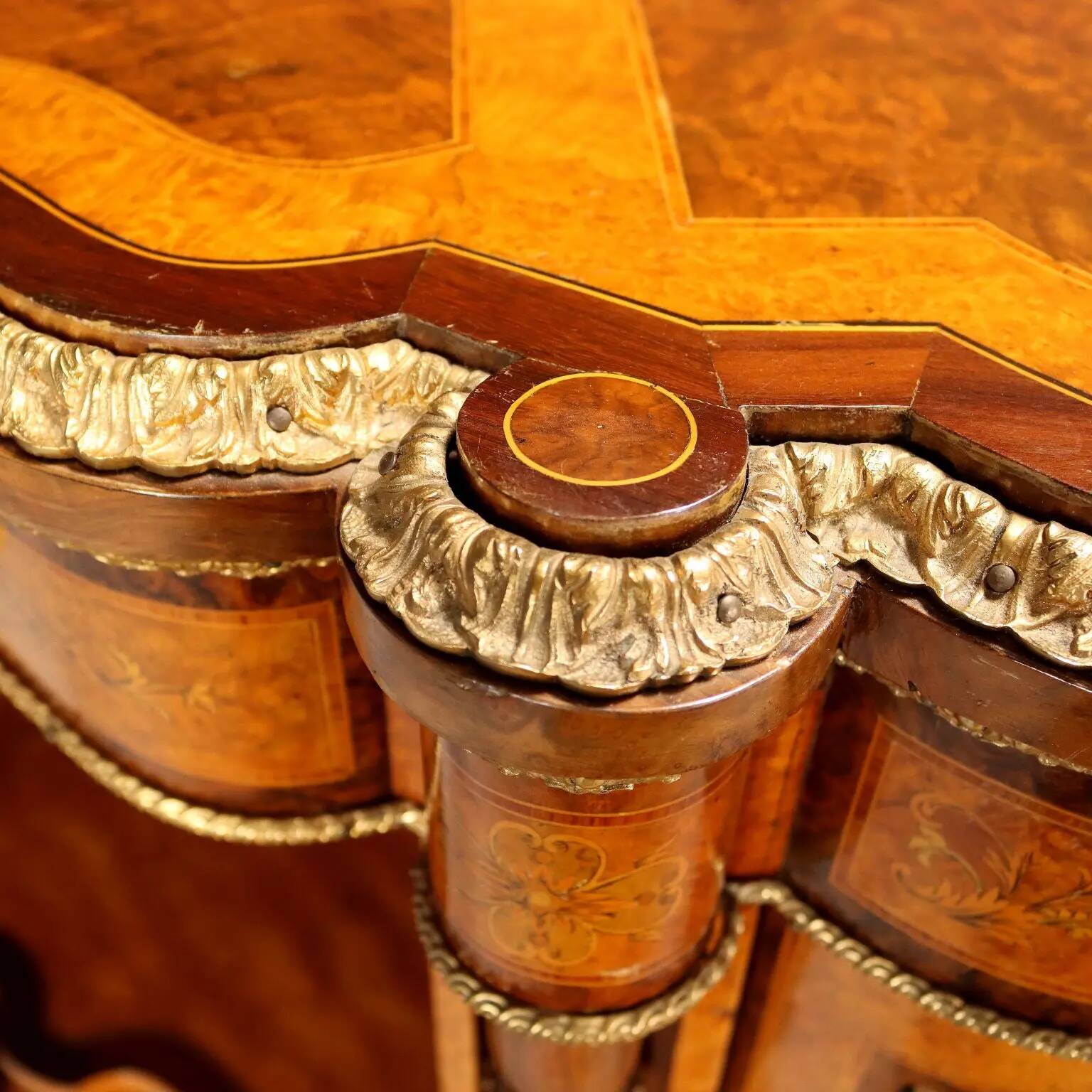 Buffet ancien en placage de loupe d’érable, Royaume-Uni, XIXe siècle