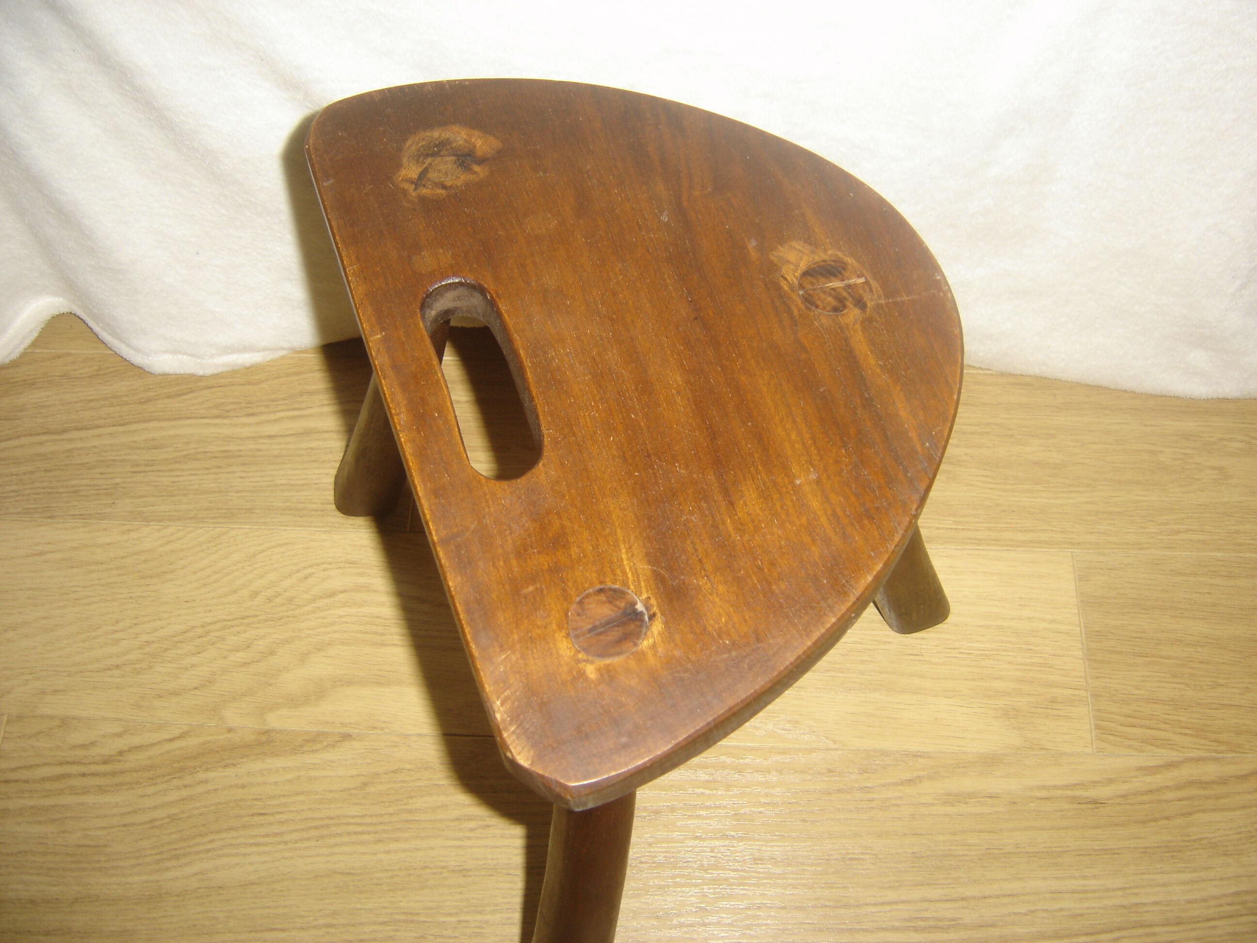 Tabouret en bois tripode