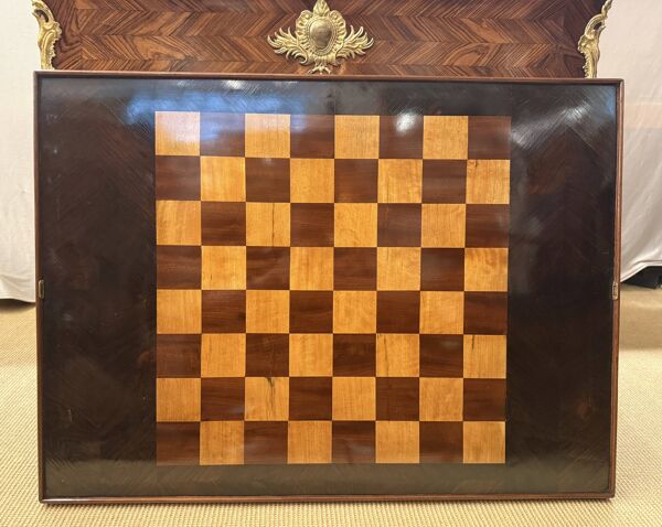 Table de jeux rococo avec cuir, échecs et backgammon, XVIIIe siècle