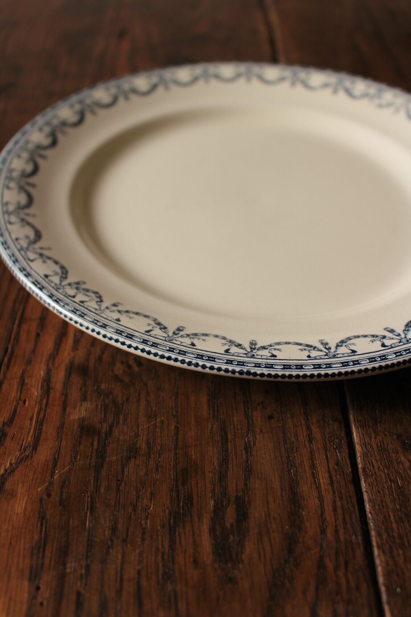 Plat rond Terre de Fer bleu Salins Guirlandes Louis XVI