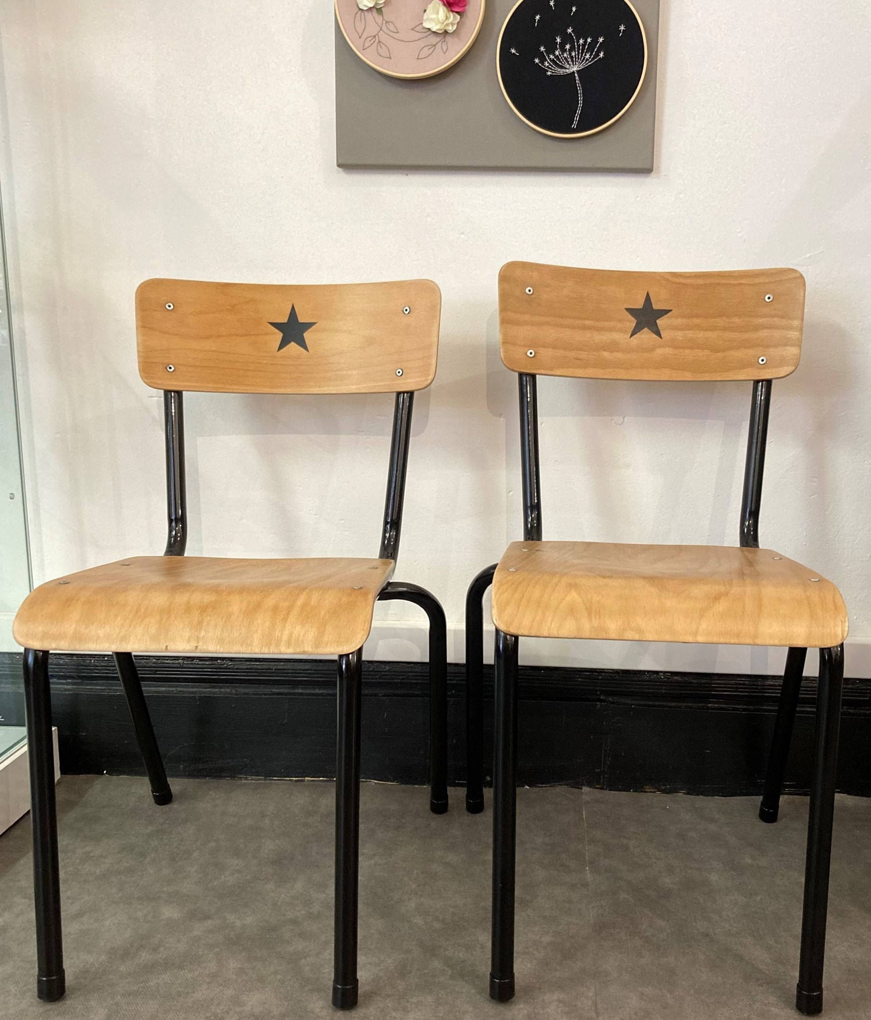 Paire de chaises d'école rénovées motif étoile