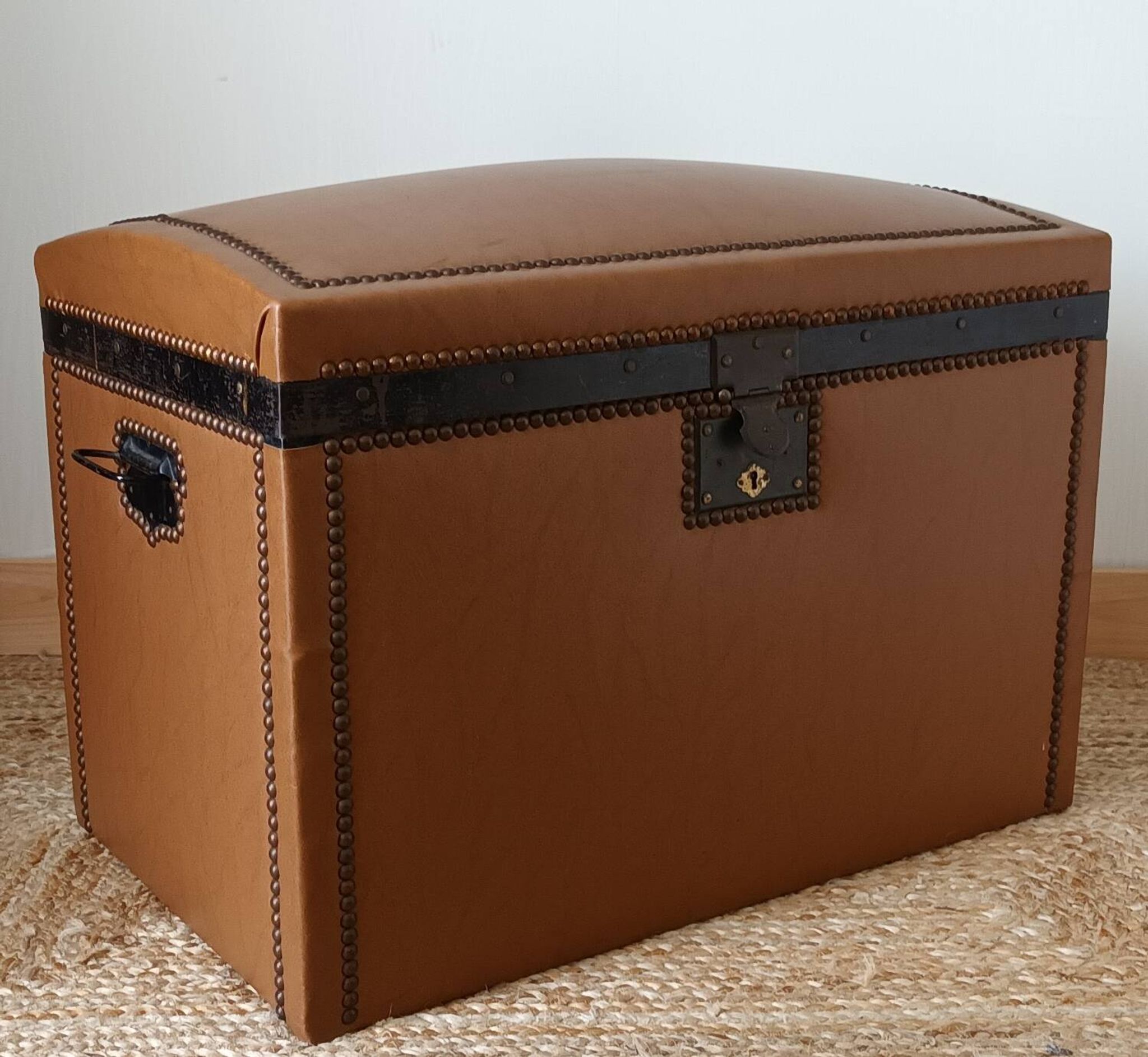Malle bombée en bois et simili cuir vintage