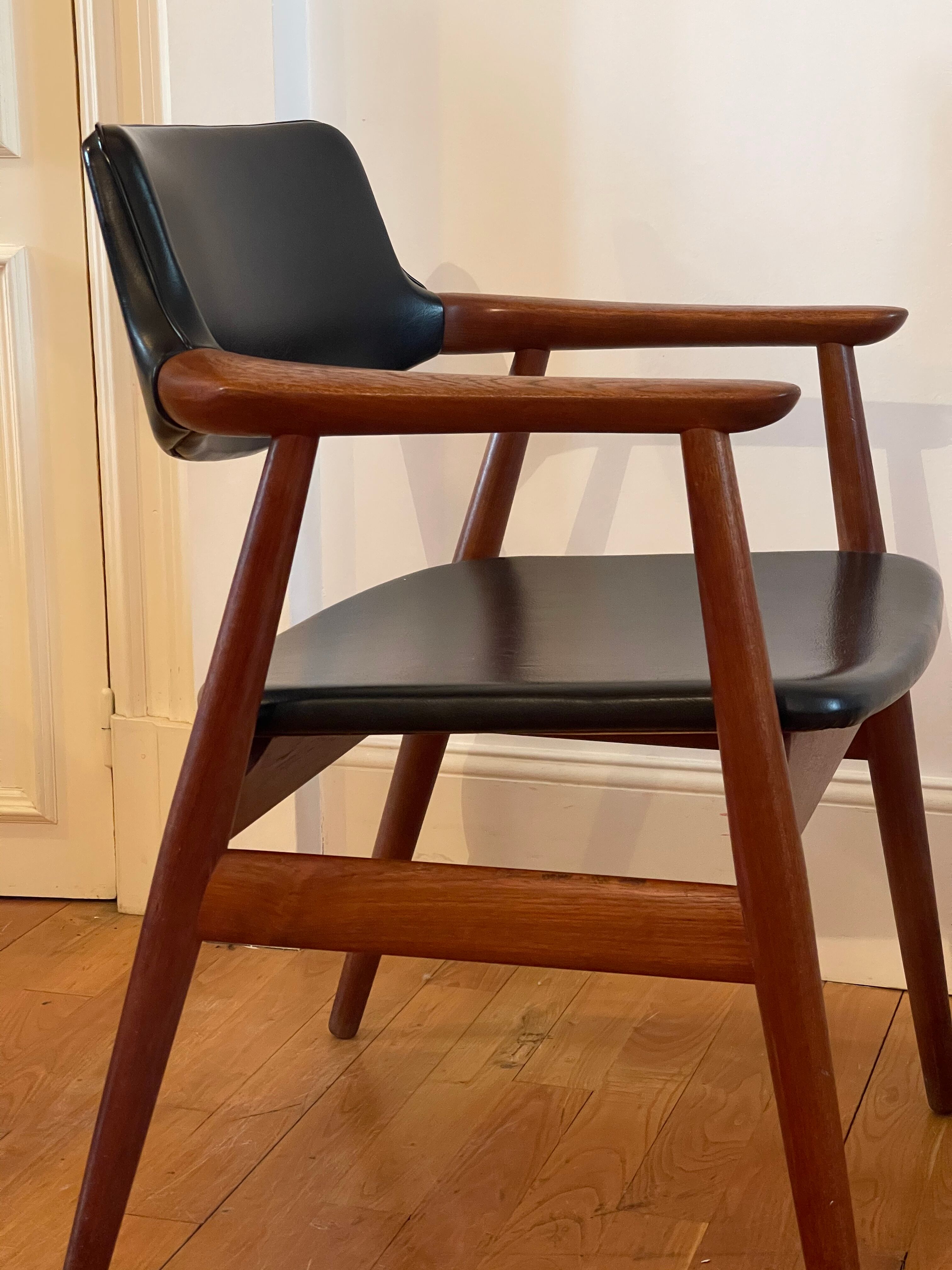 Paire de fauteuils GM11 par Eriksen 1950
