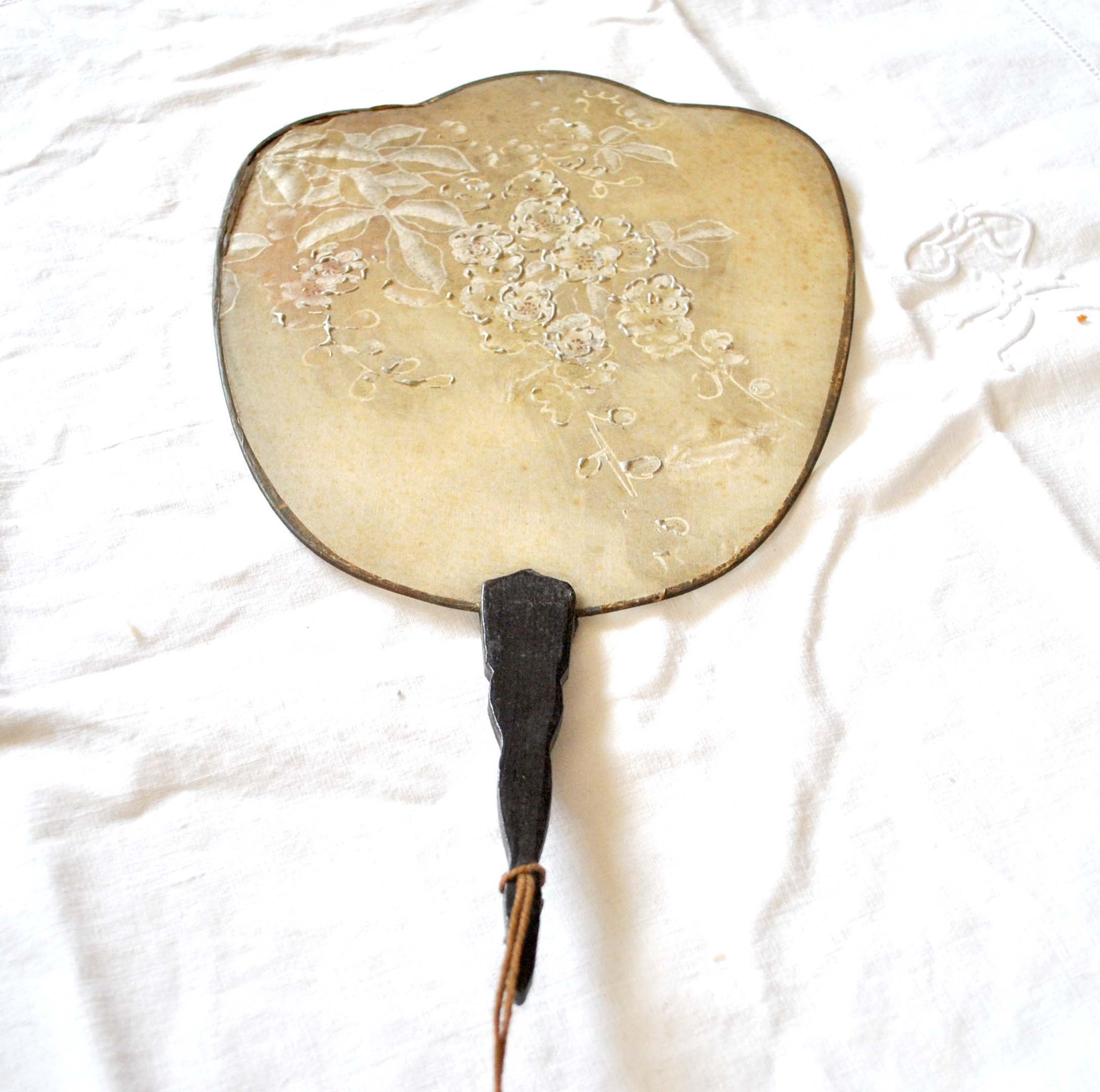 Antique fan - hand screen in painted silk and black wood - white flowers 19th century
