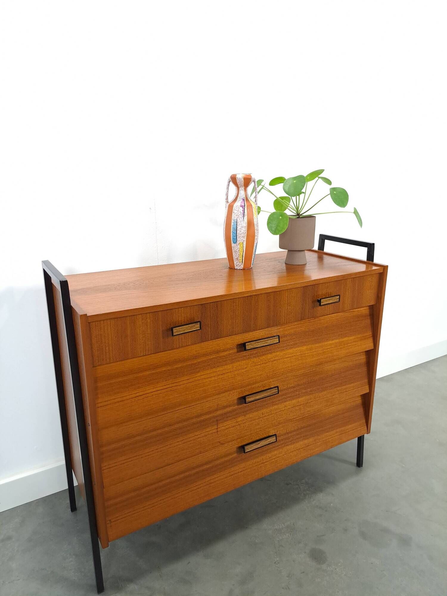 Teak schoenenkast met zwart metalen poten, nr. 1