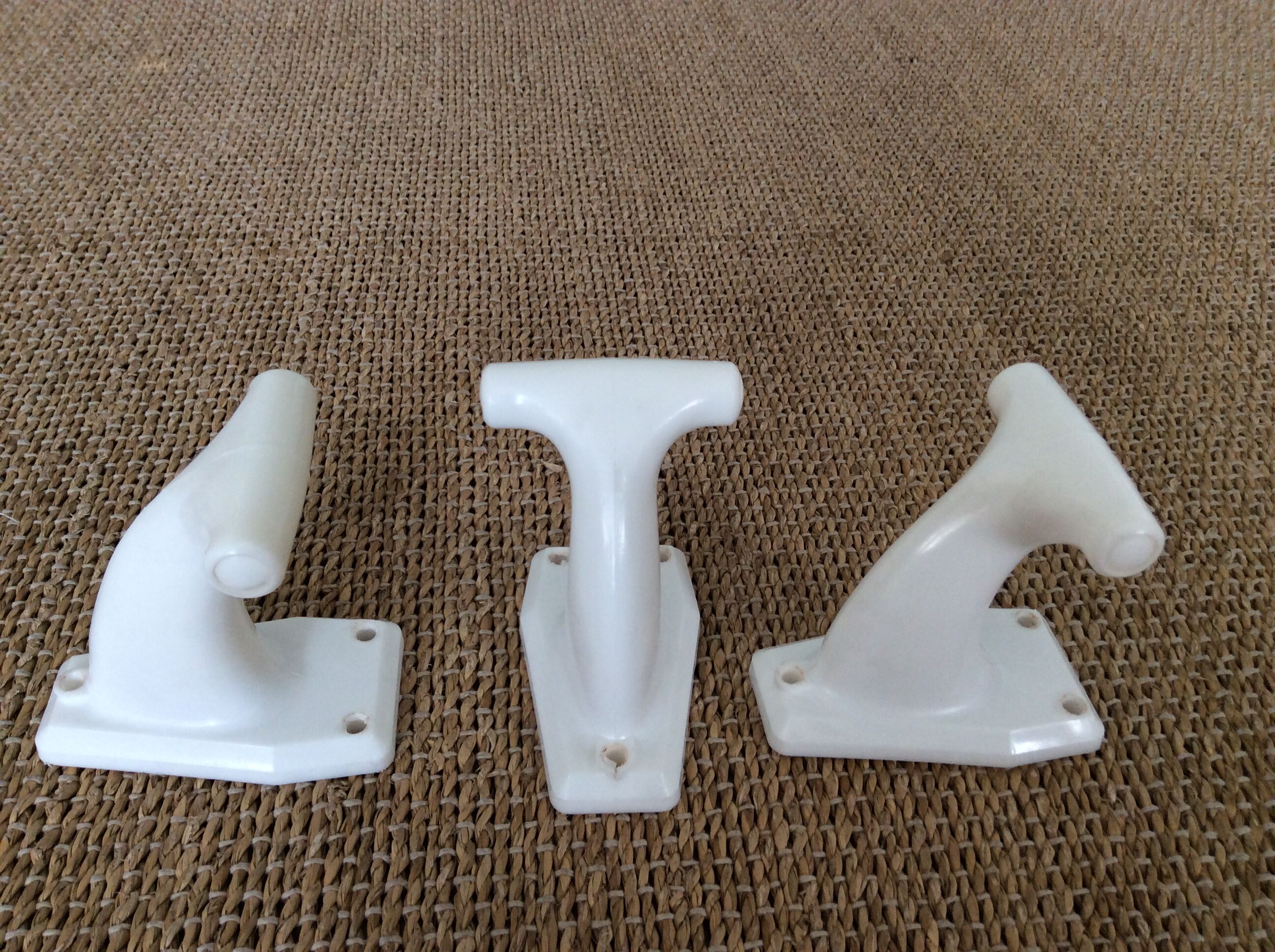 Series of 3 plastic hooks