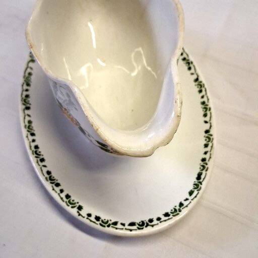 Very pretty gravy boat from Villeroy & Boch in good condition