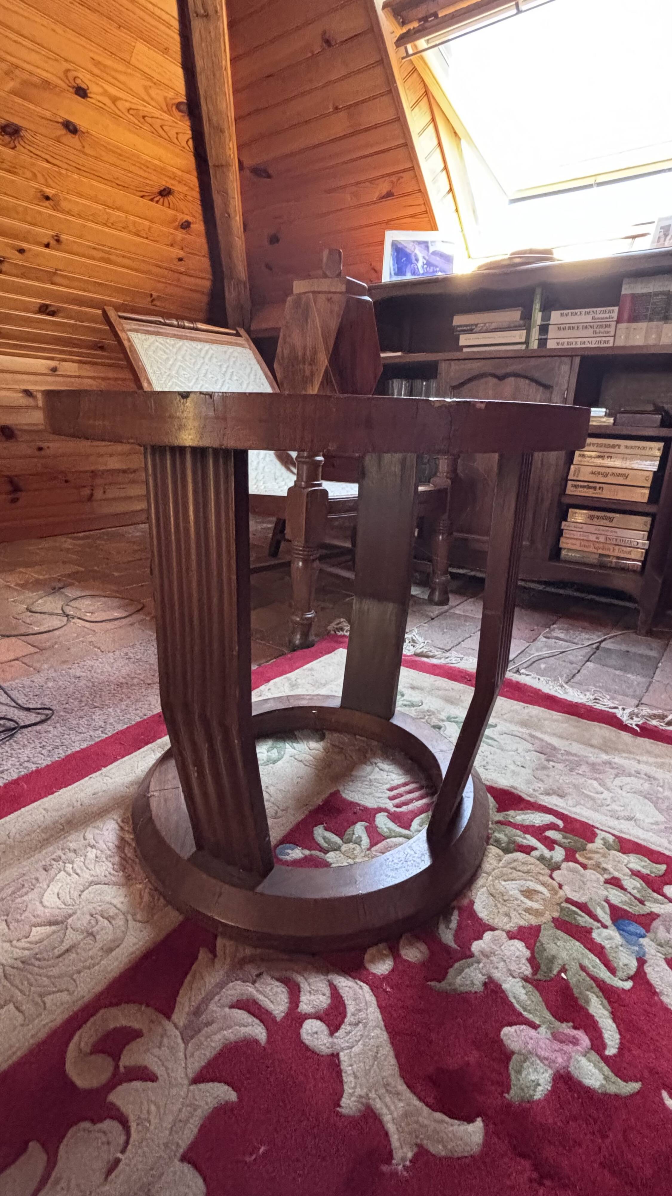 Round Art Deco coffee table in solid oak – 1930s-40s