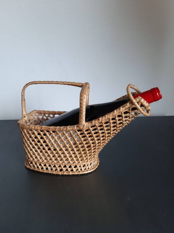 Door wicker bottles