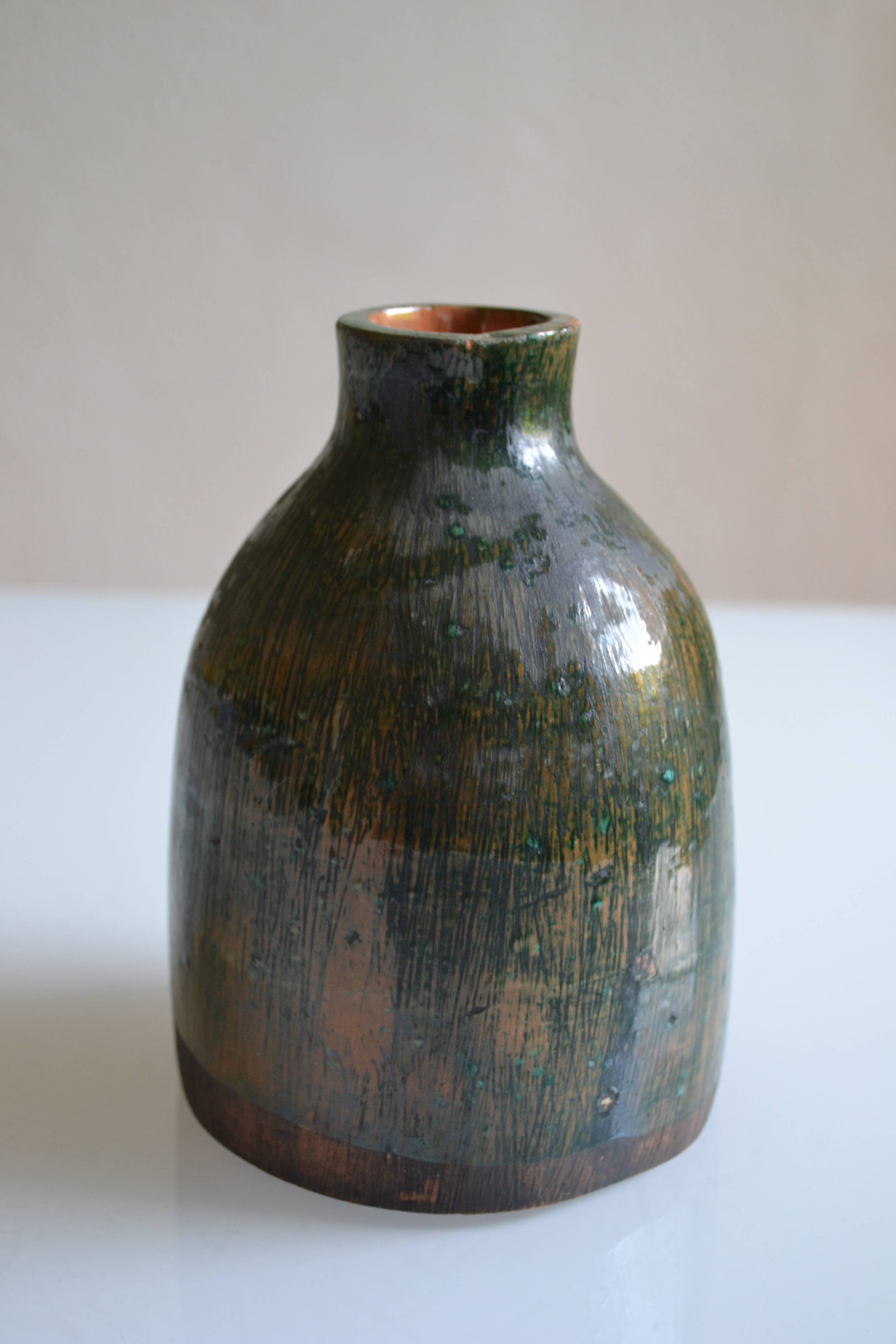 Vase en céramique signature au poisson à identifier