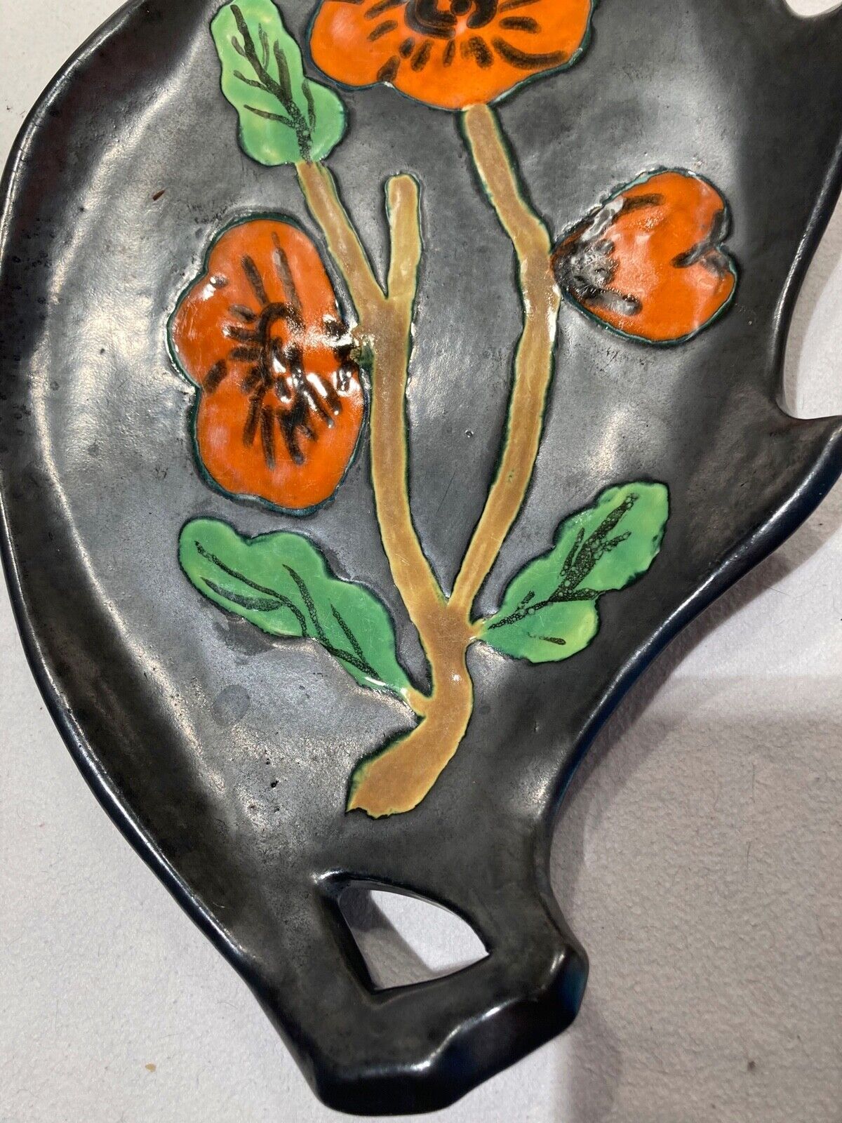 Ceramic dadish with flower decoration