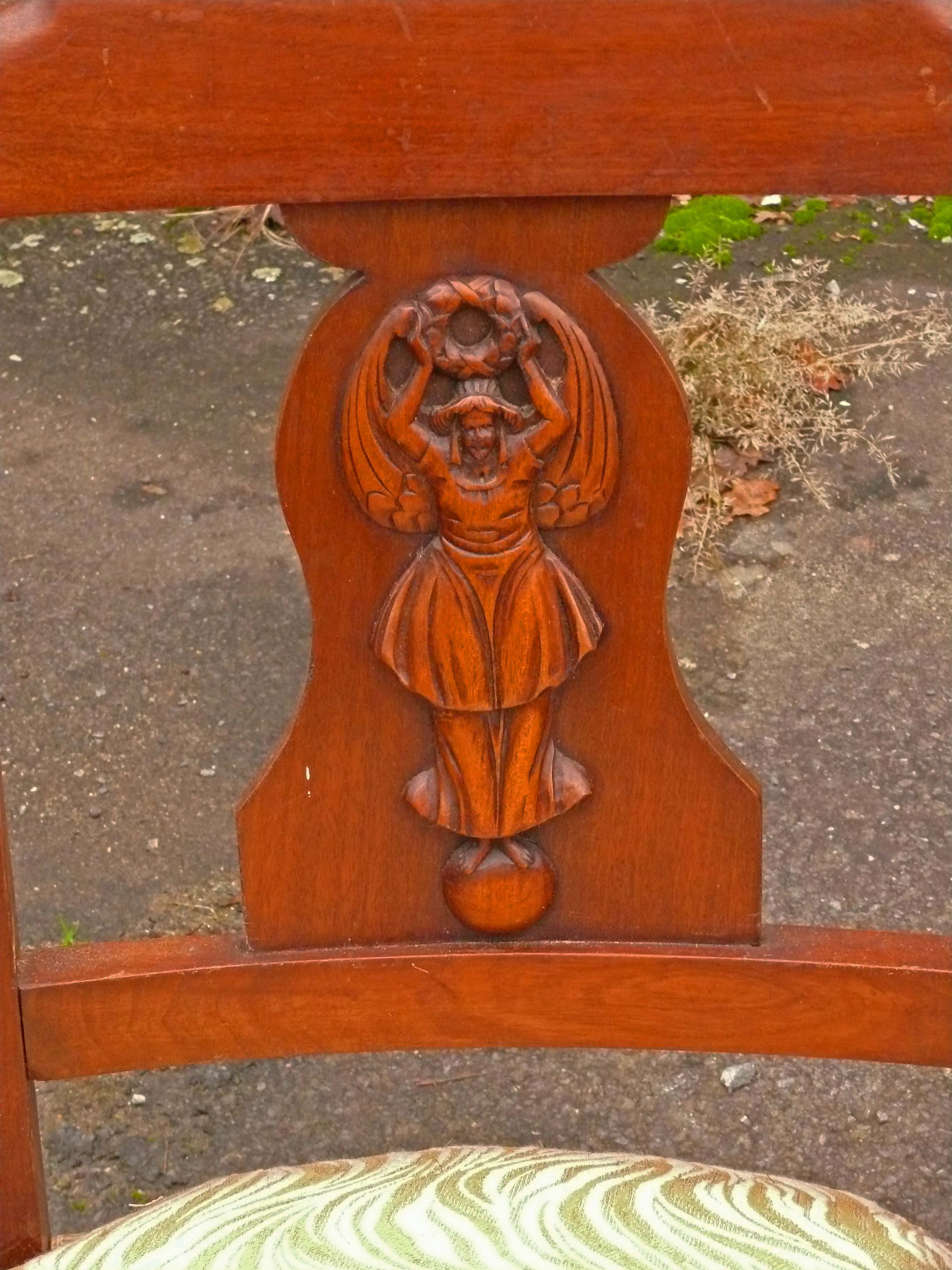 Paire de fauteuils sculptés