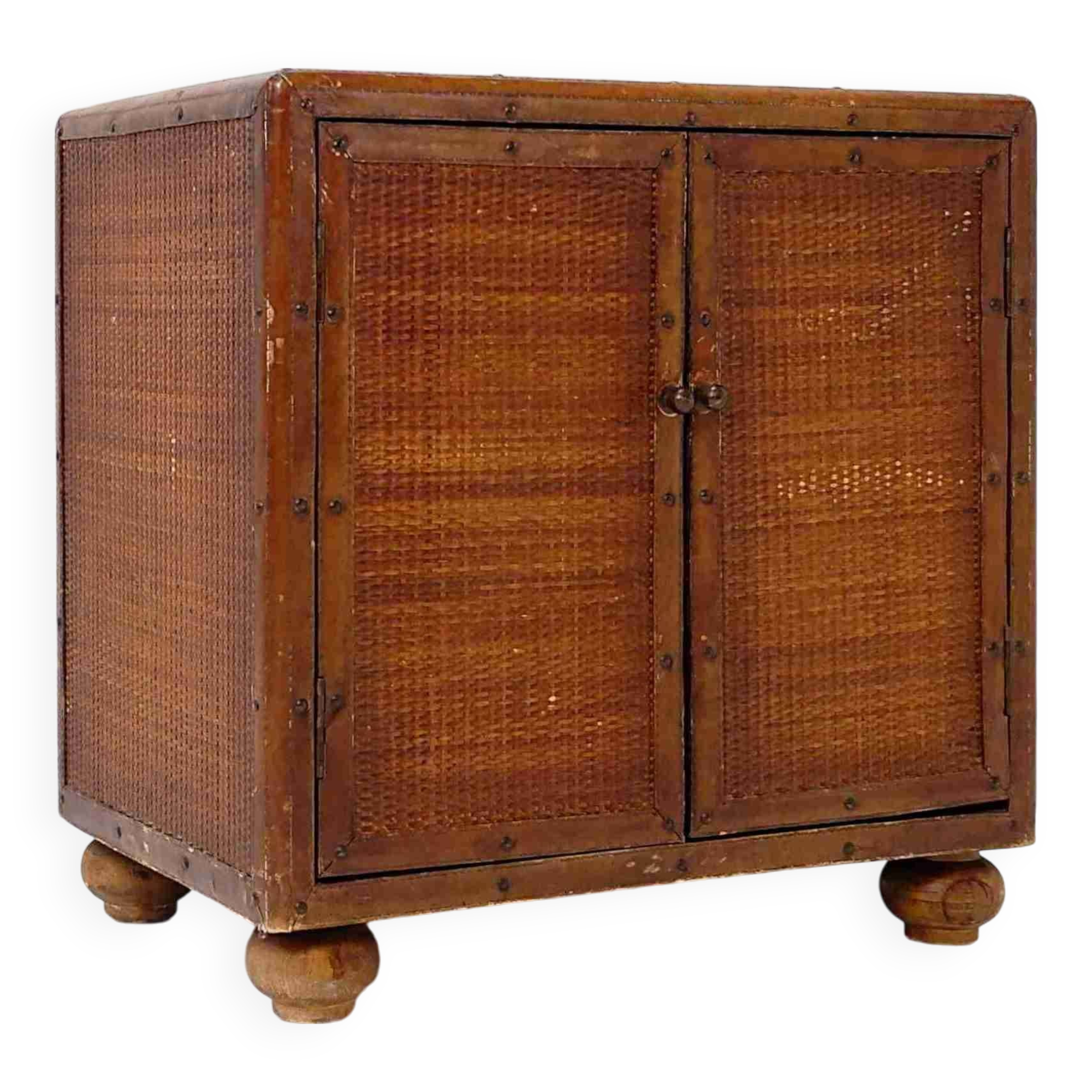 Buffet vintage en rotin et cuir - 2 portes - coffre à pieds boules