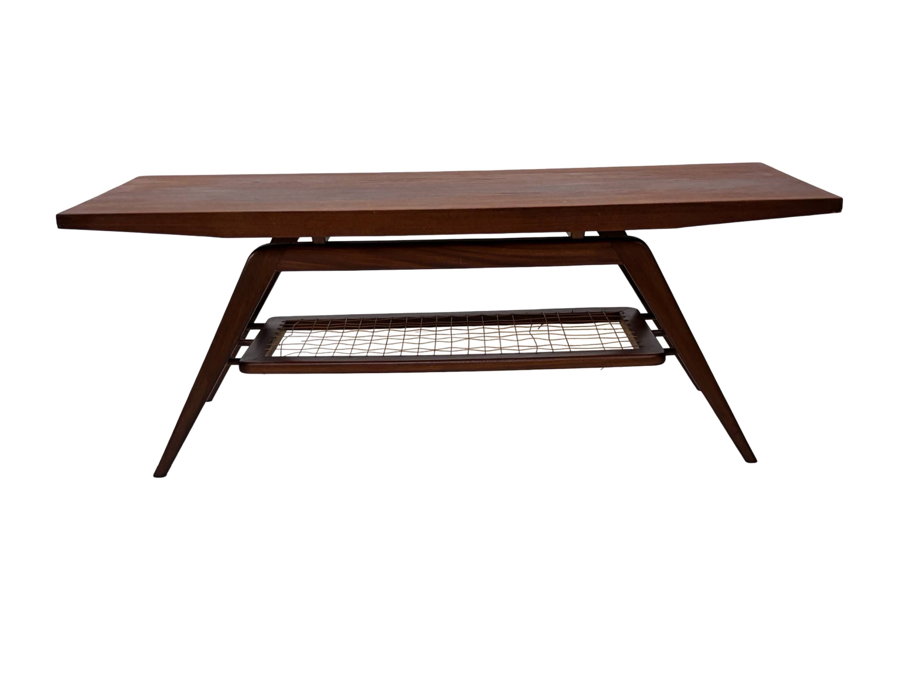 Table basse en teck dans le style de Louis van Teeffelen, années 1960