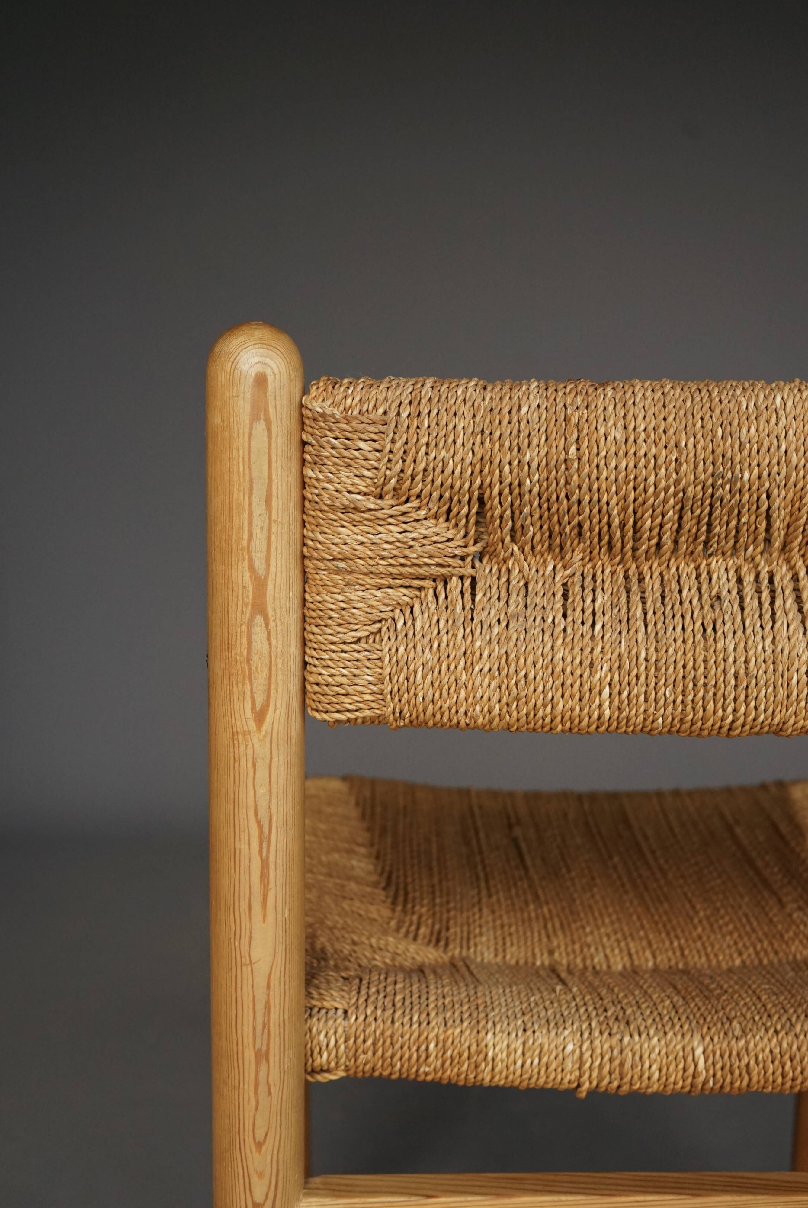 4 chaises de salle à manger en pin et jonc de mer dans le goût de Charlotte Perriand, années 1960