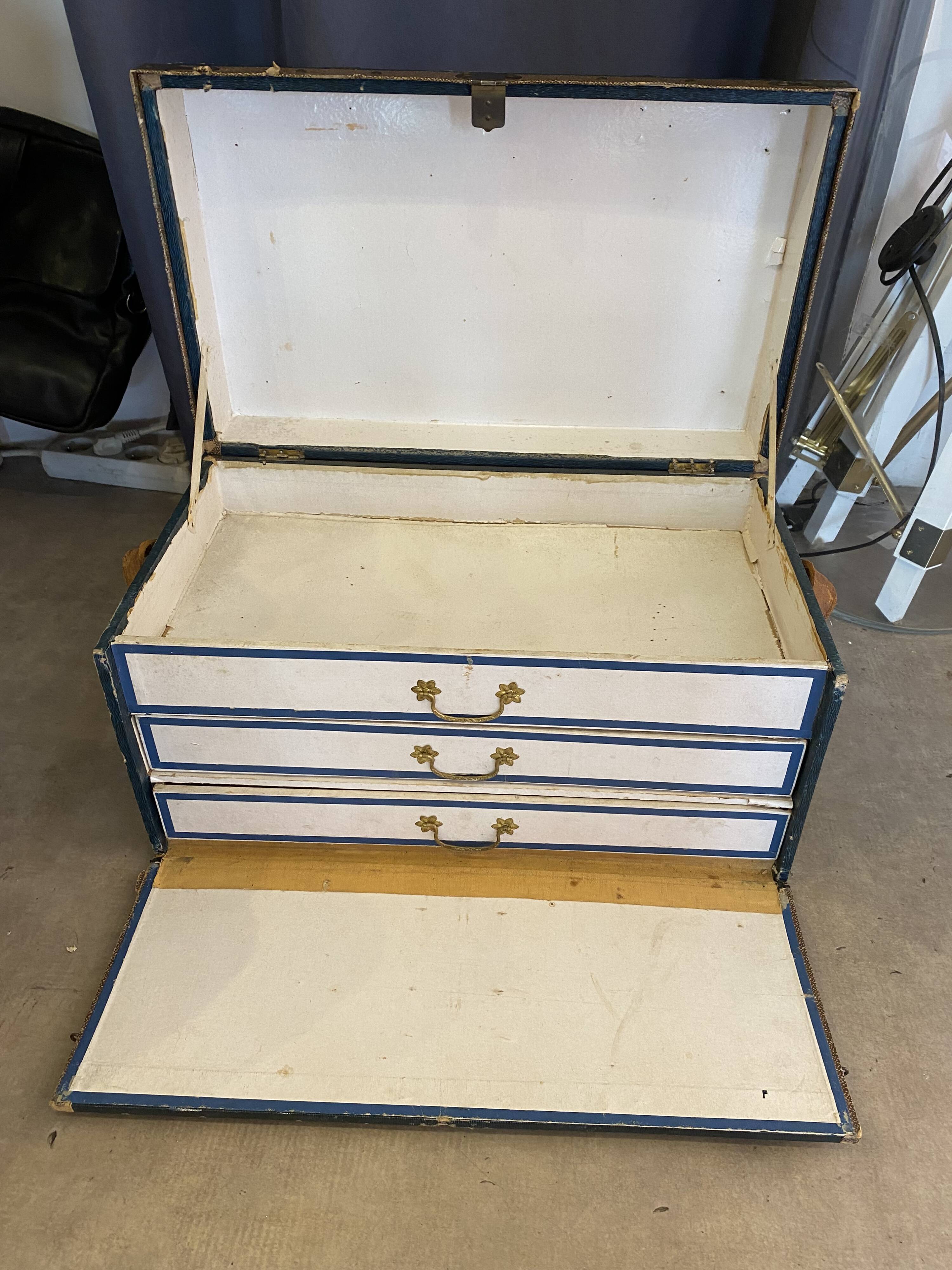 Ancienne malle de voyage pour vêtements coupés début xxème avec tiroirs et anses