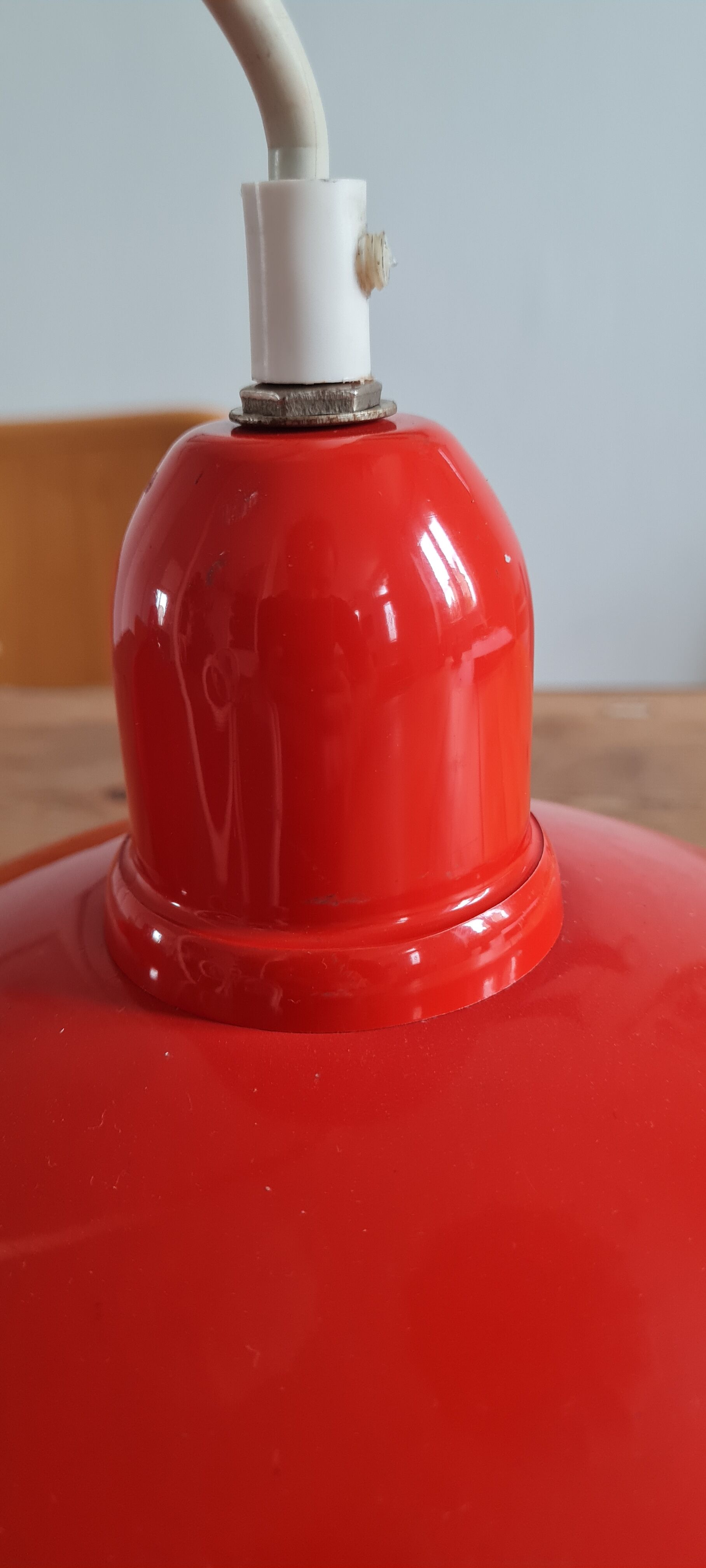 Enamelled sheet metal suspension