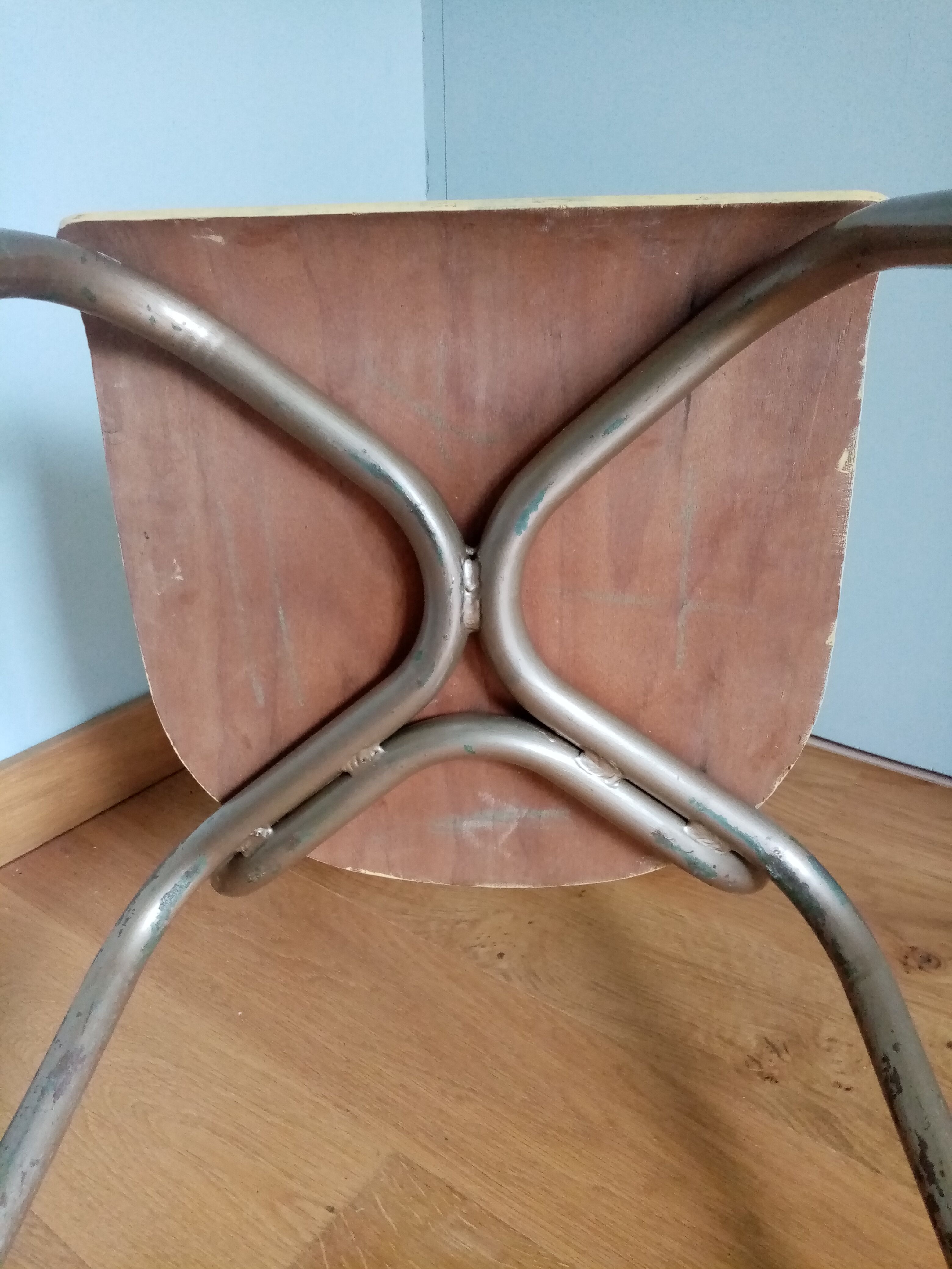 Chaise d'école adulte revisitée en jaune