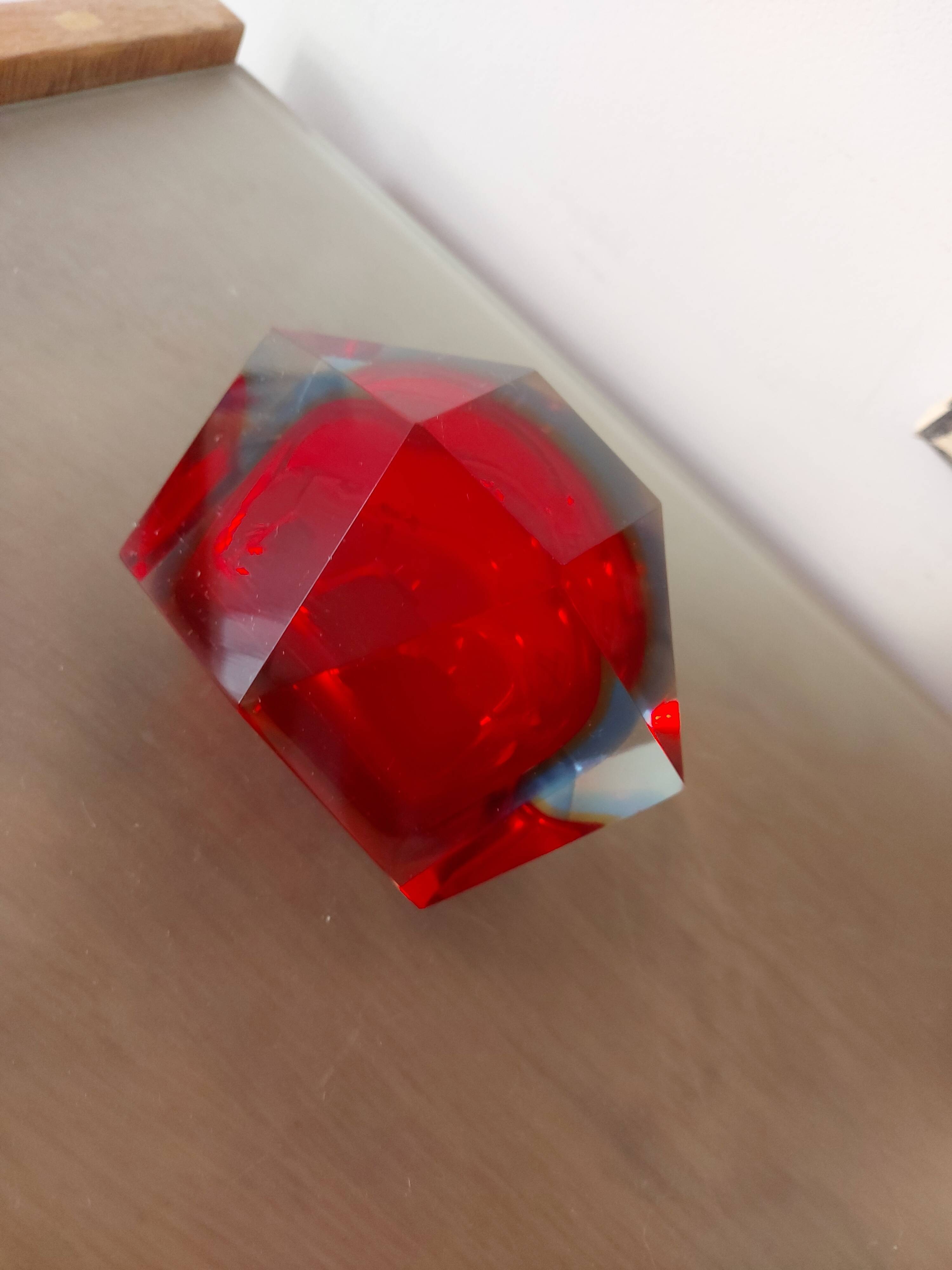 Empty pocket in Murano glass