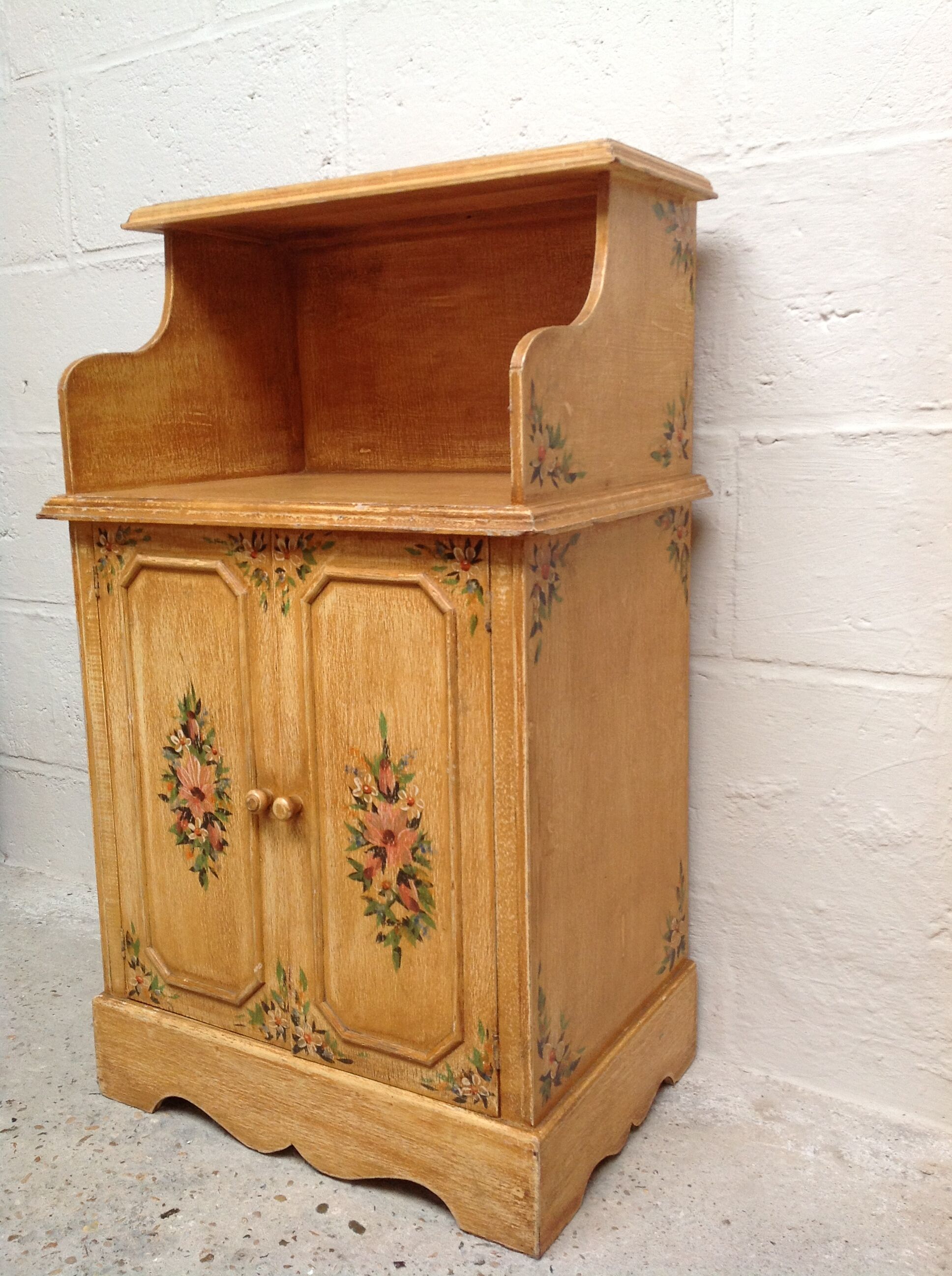 Paire de meubles vintage en bois décor floral