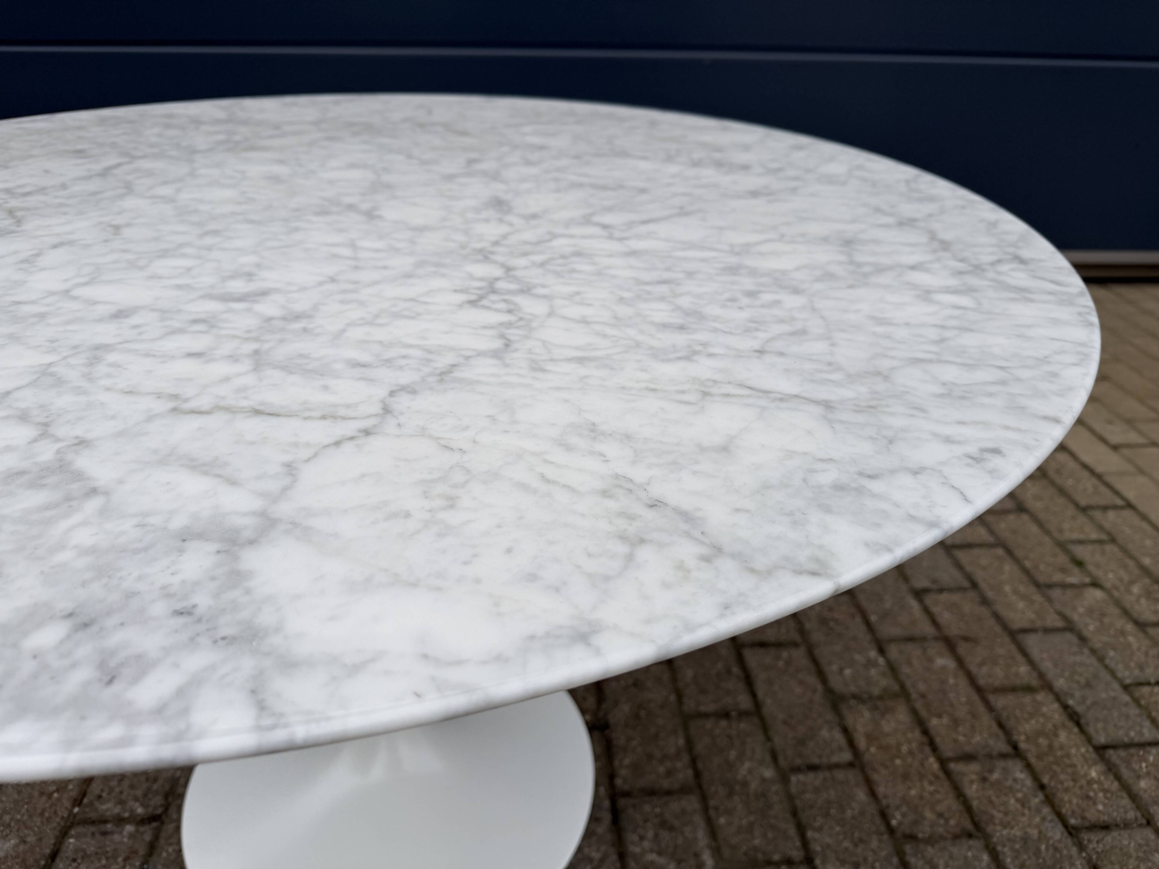 Original Knoll Tulip dining table in Carrara marble (120cm)