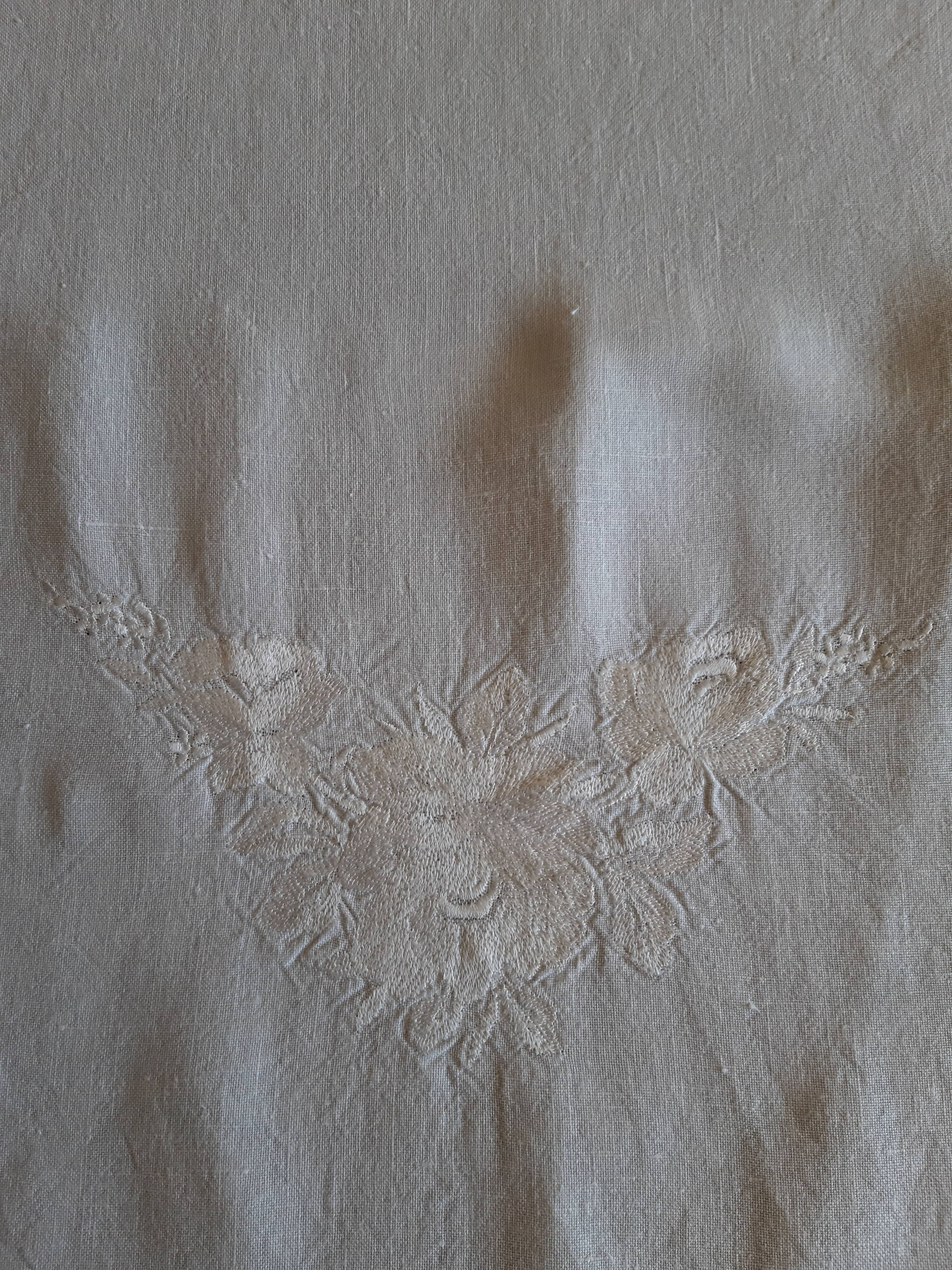 Embroidered linen nape