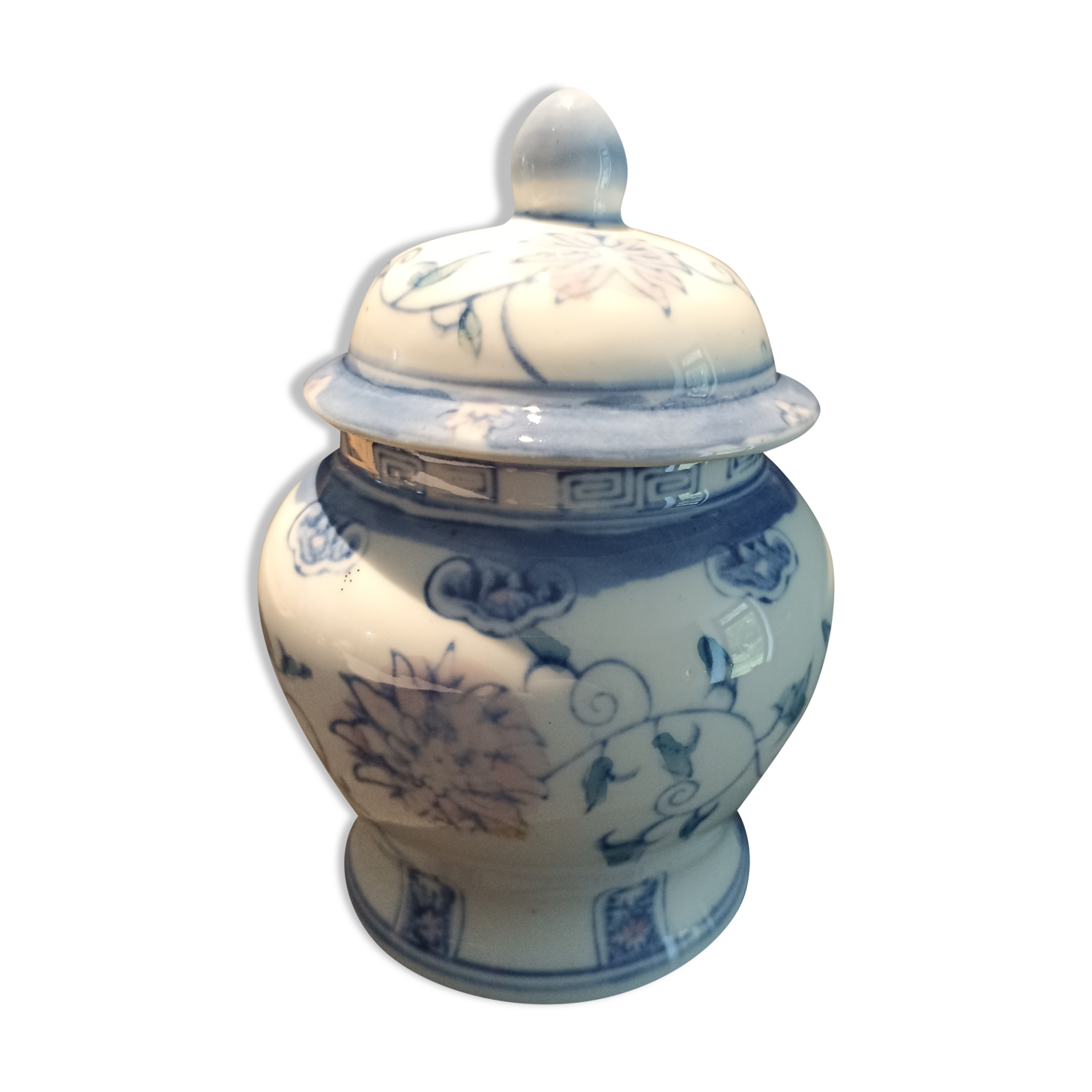 Chinese porcelain pot