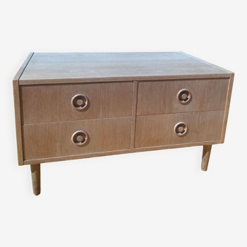 Commode basse, bois clair