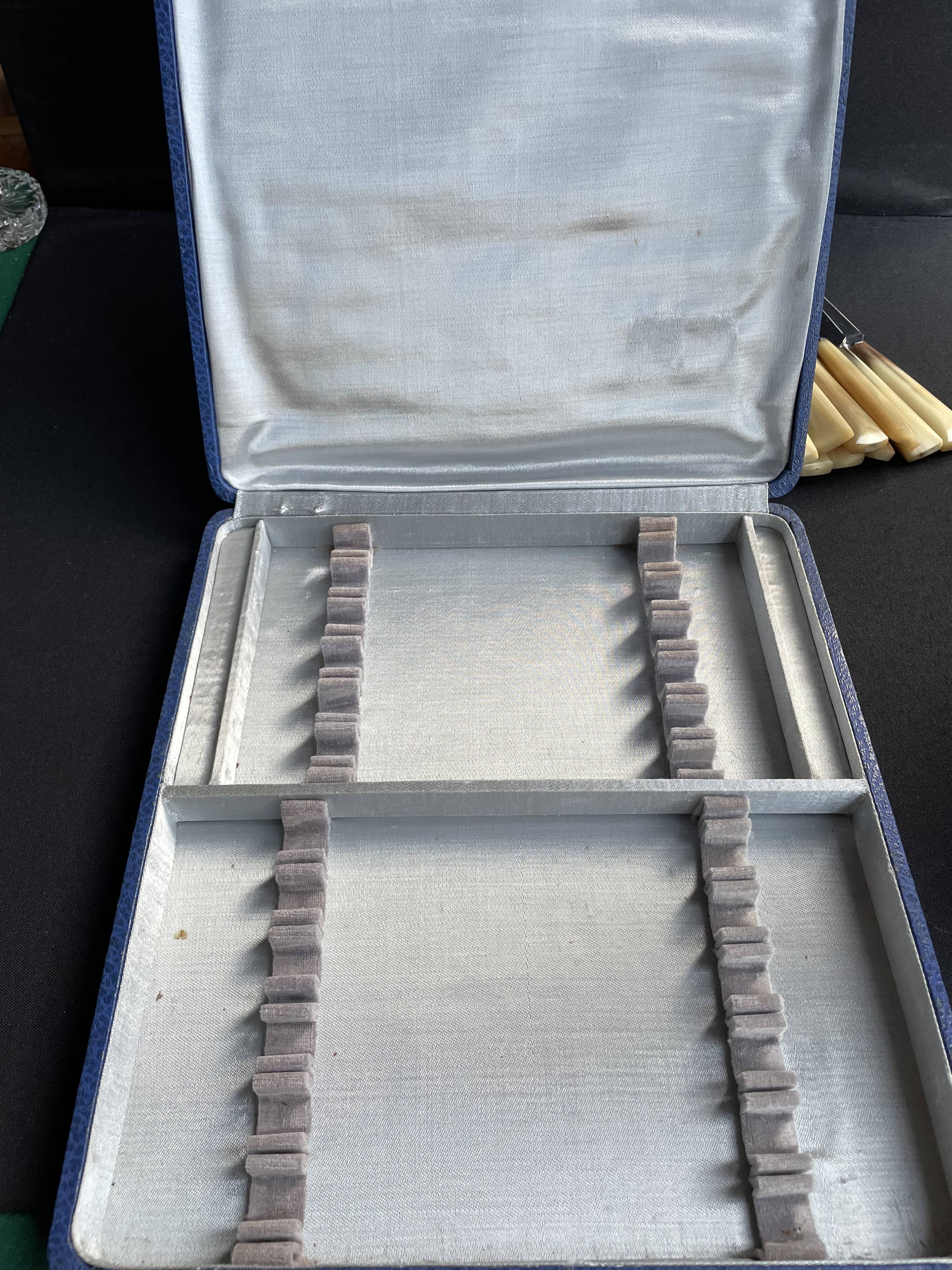 Coffret de 24 couteaux art déco lame inox et manche corne