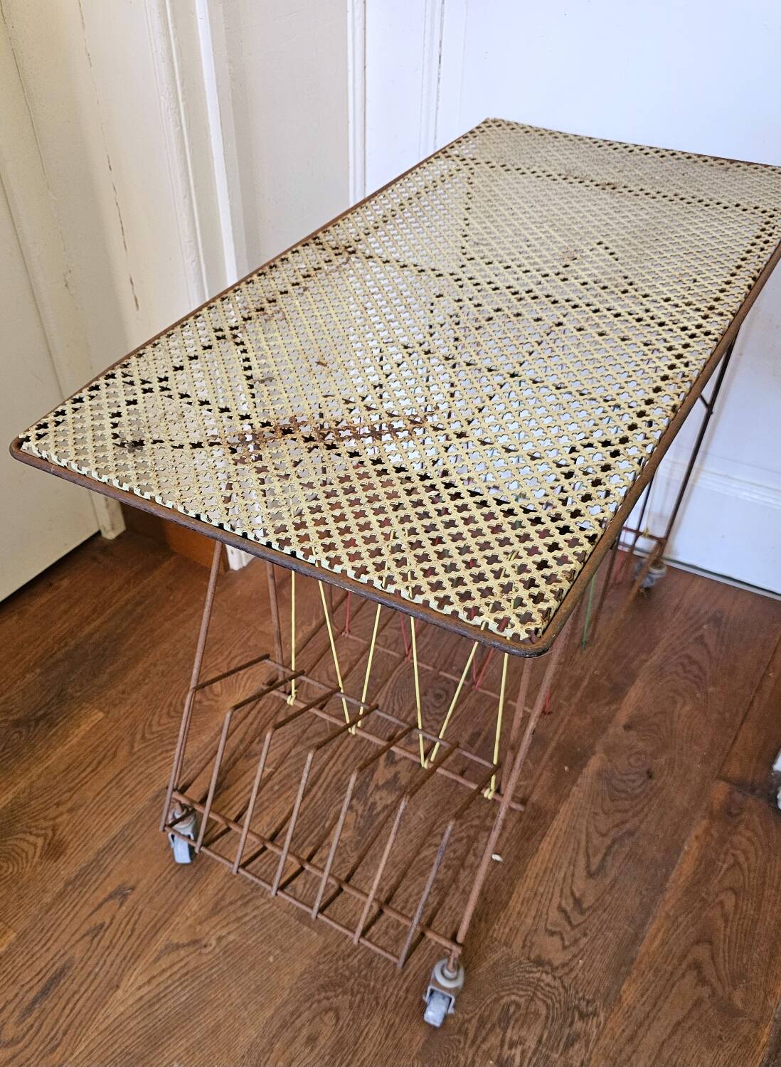 Metal vinyl coffee table