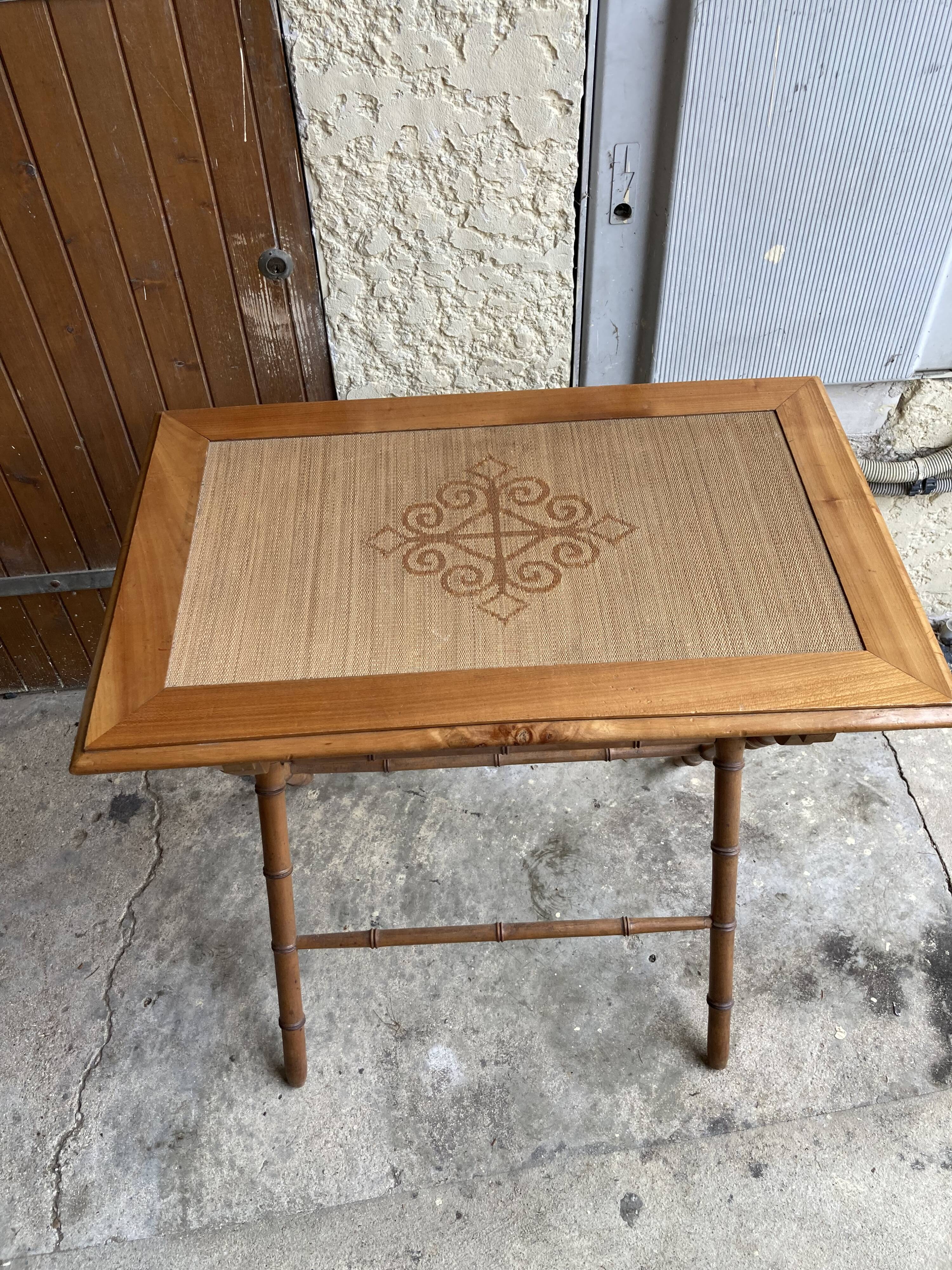 Table en bois style bambou et paille tressée