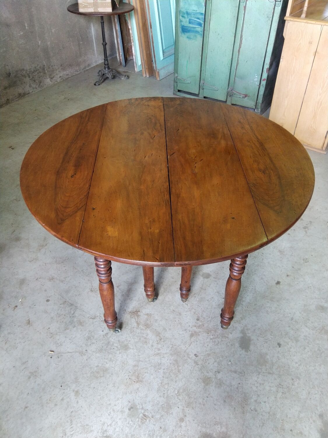 Extending table with 8 legs