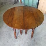 Extending table with 8 legs