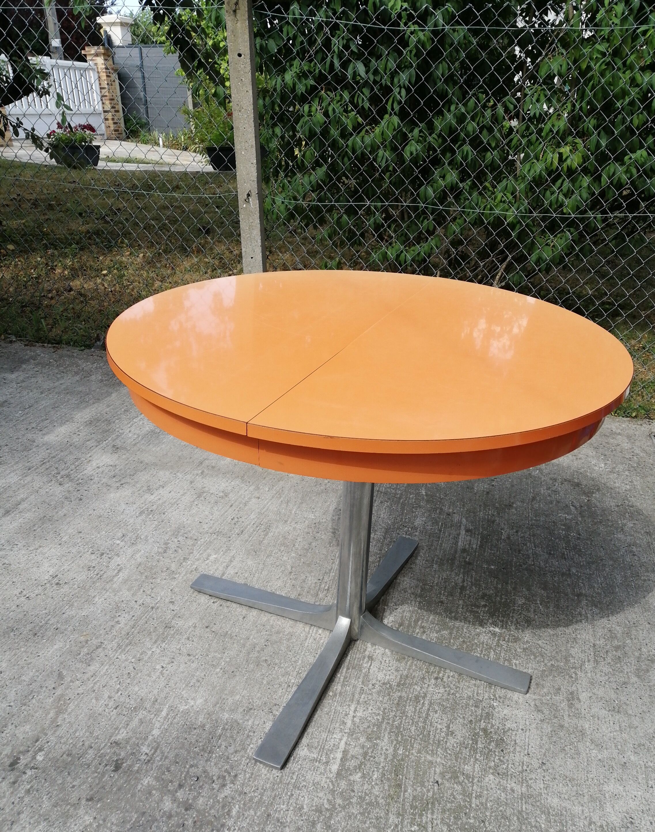 Formica roundtable