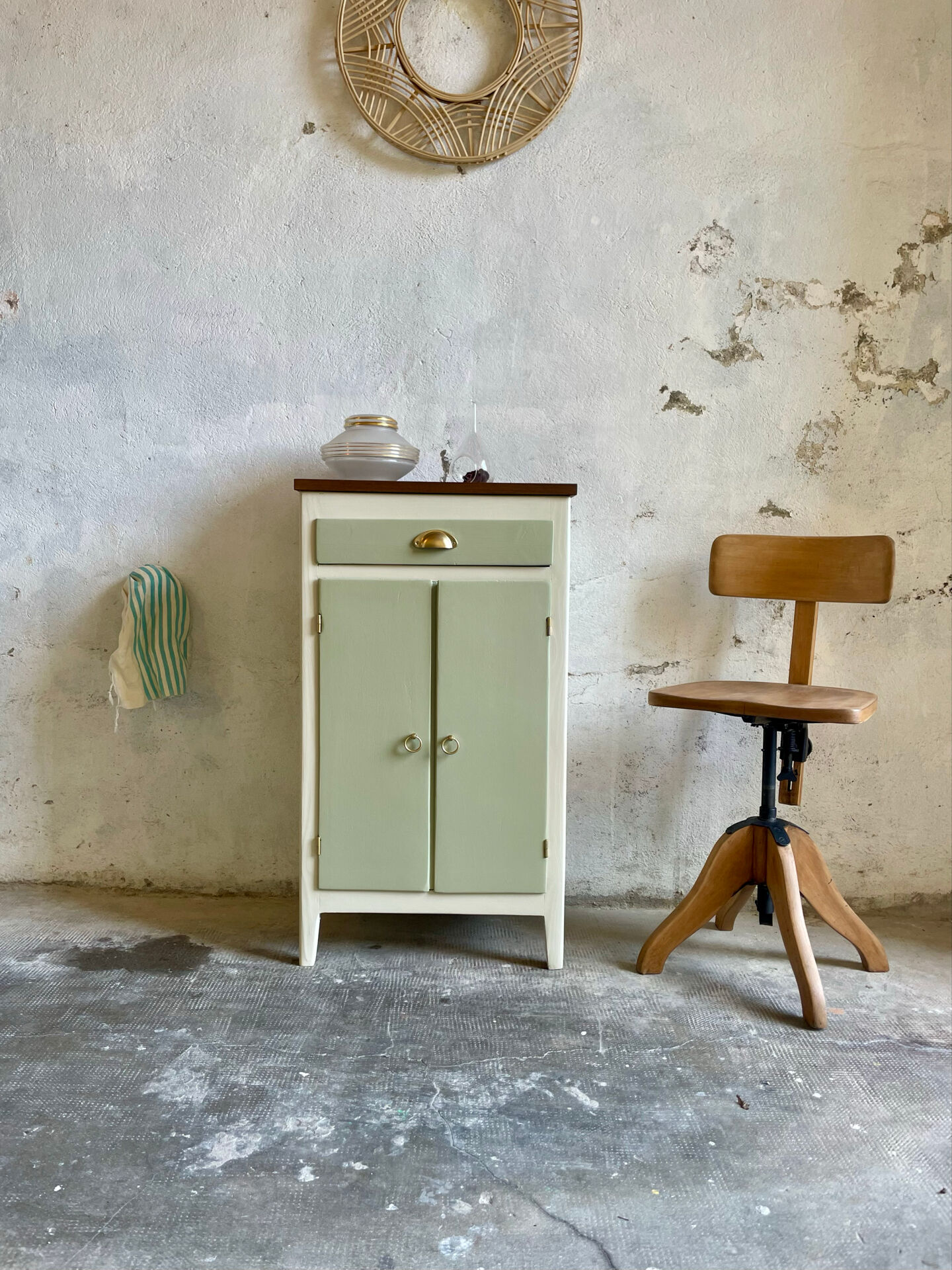 Petit buffet confiturier parisien vintage vert sauge – charme rétro