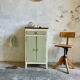 Petit buffet confiturier parisien vintage vert sauge – charme rétro