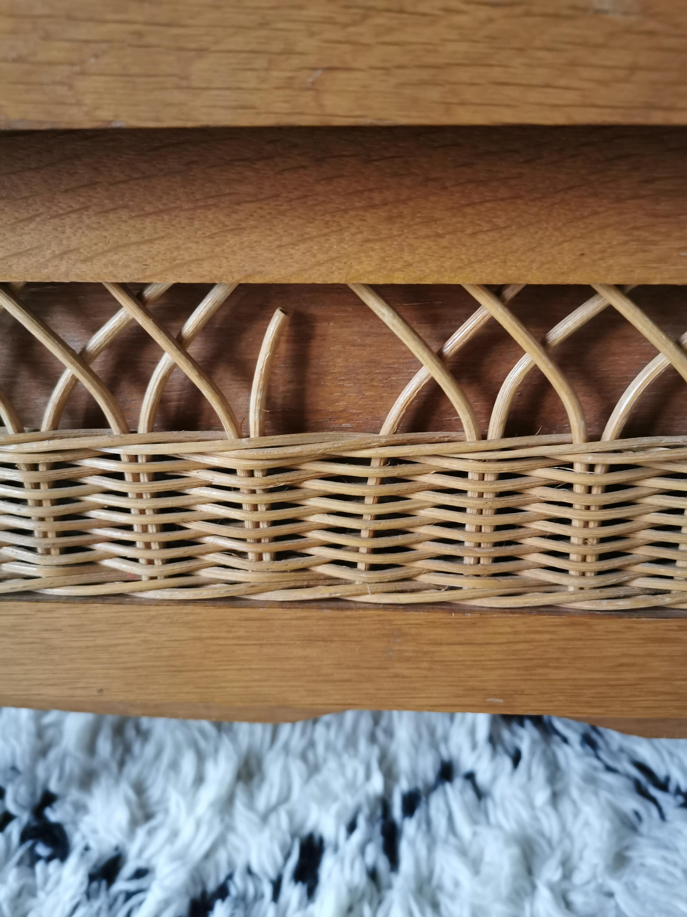Commode pieds compas en rotin et bois