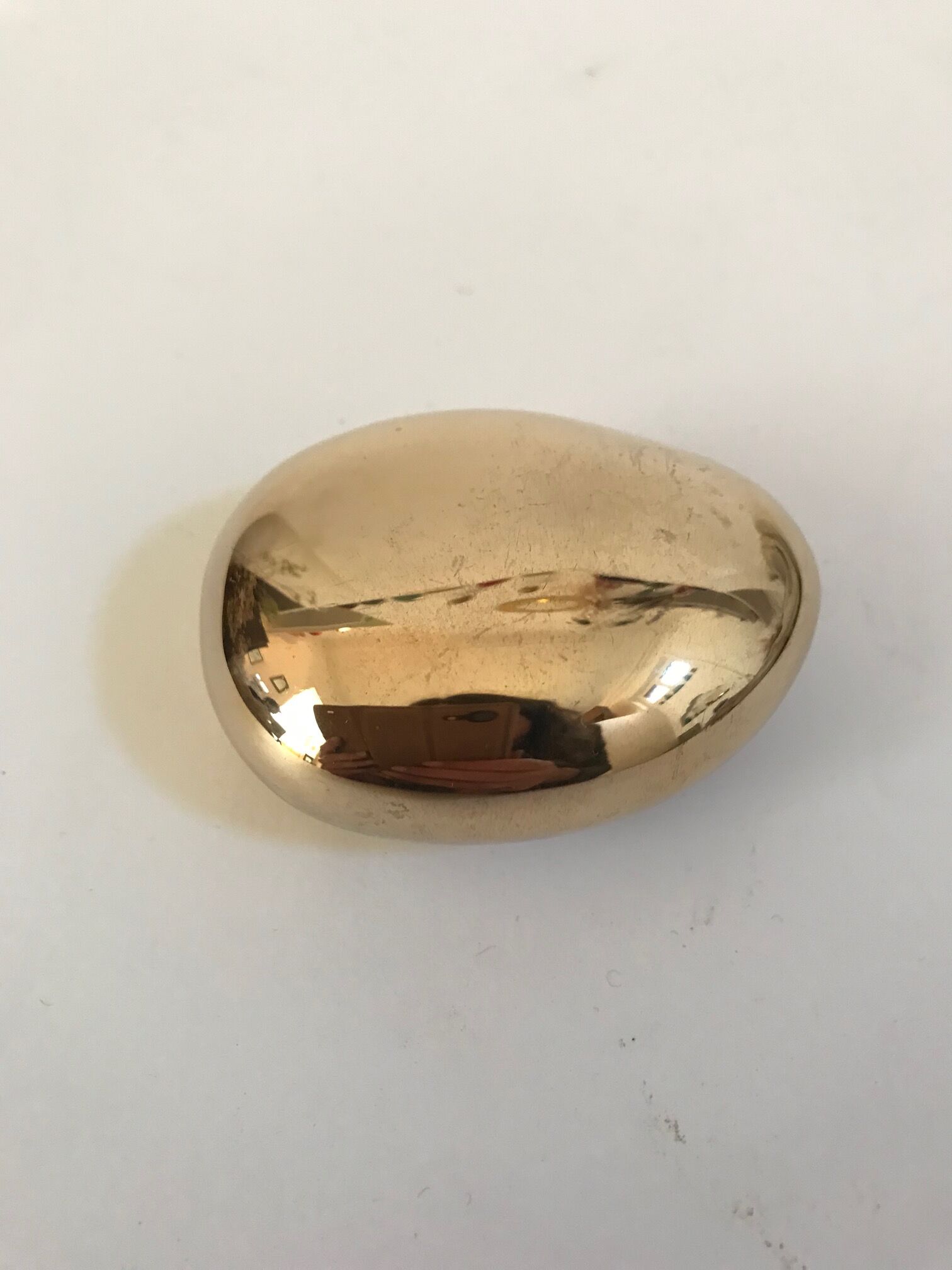 Galet décapsuleur en bronze doré de Monique Gerber