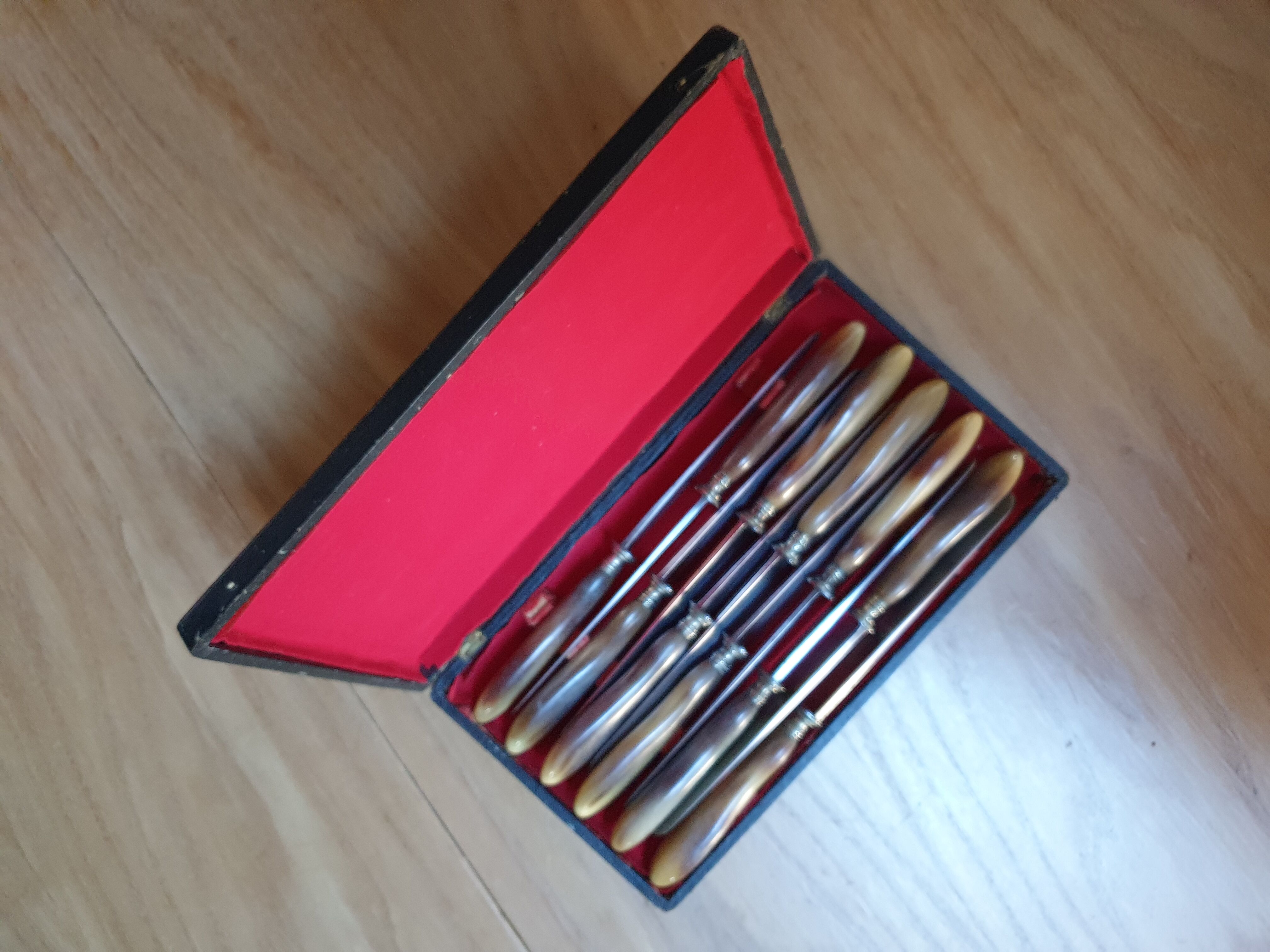 Set of 22 horn handle knives