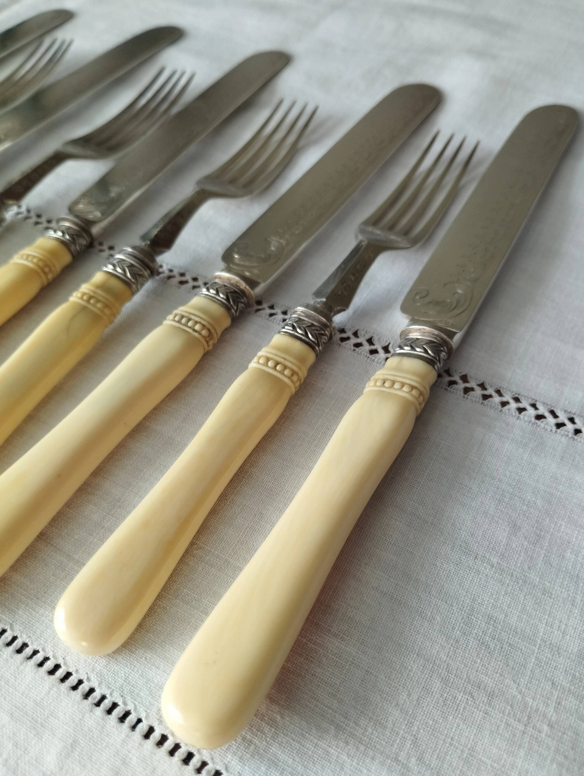 Silver-plated metal dessert cutlery in English Art Deco style
