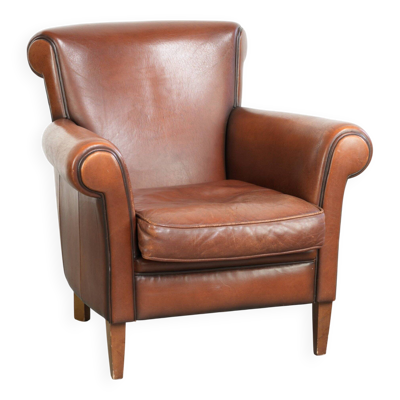 Fauteuil intemporel en cuir de peau de mouton au style anglais.