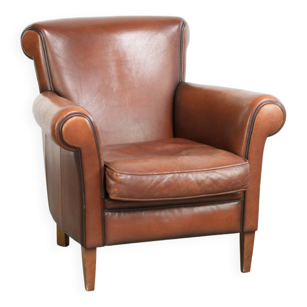 Fauteuil intemporel en cuir de peau de mouton au style anglais.