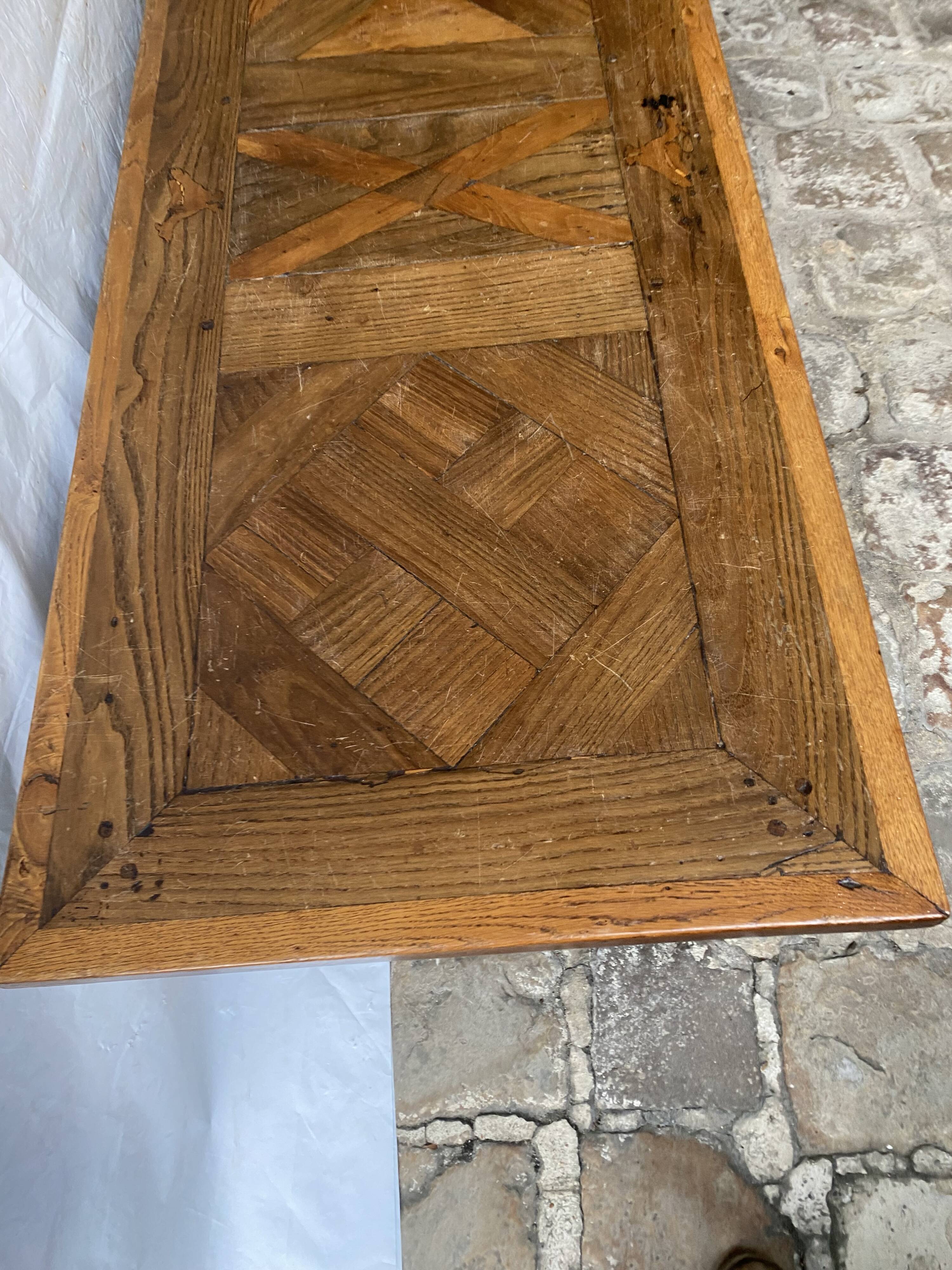 Table de salon en plusieurs essences de bois massif