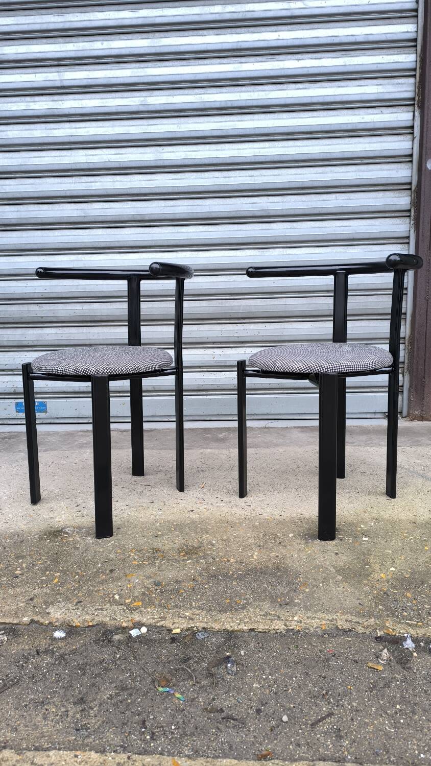 Paire de chaises moderniste 1980