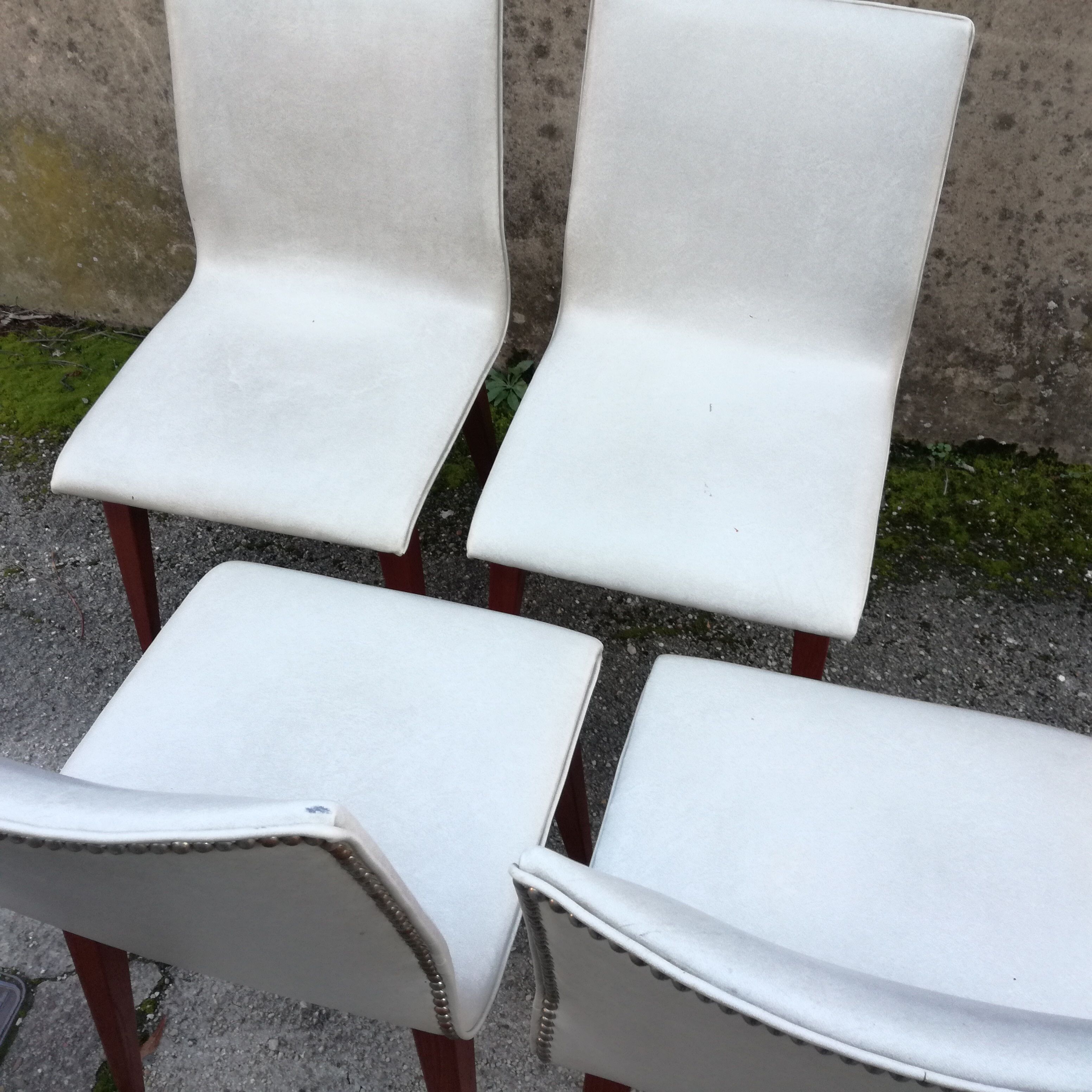 Lot de 4 chaises en simili cuir des années 1950