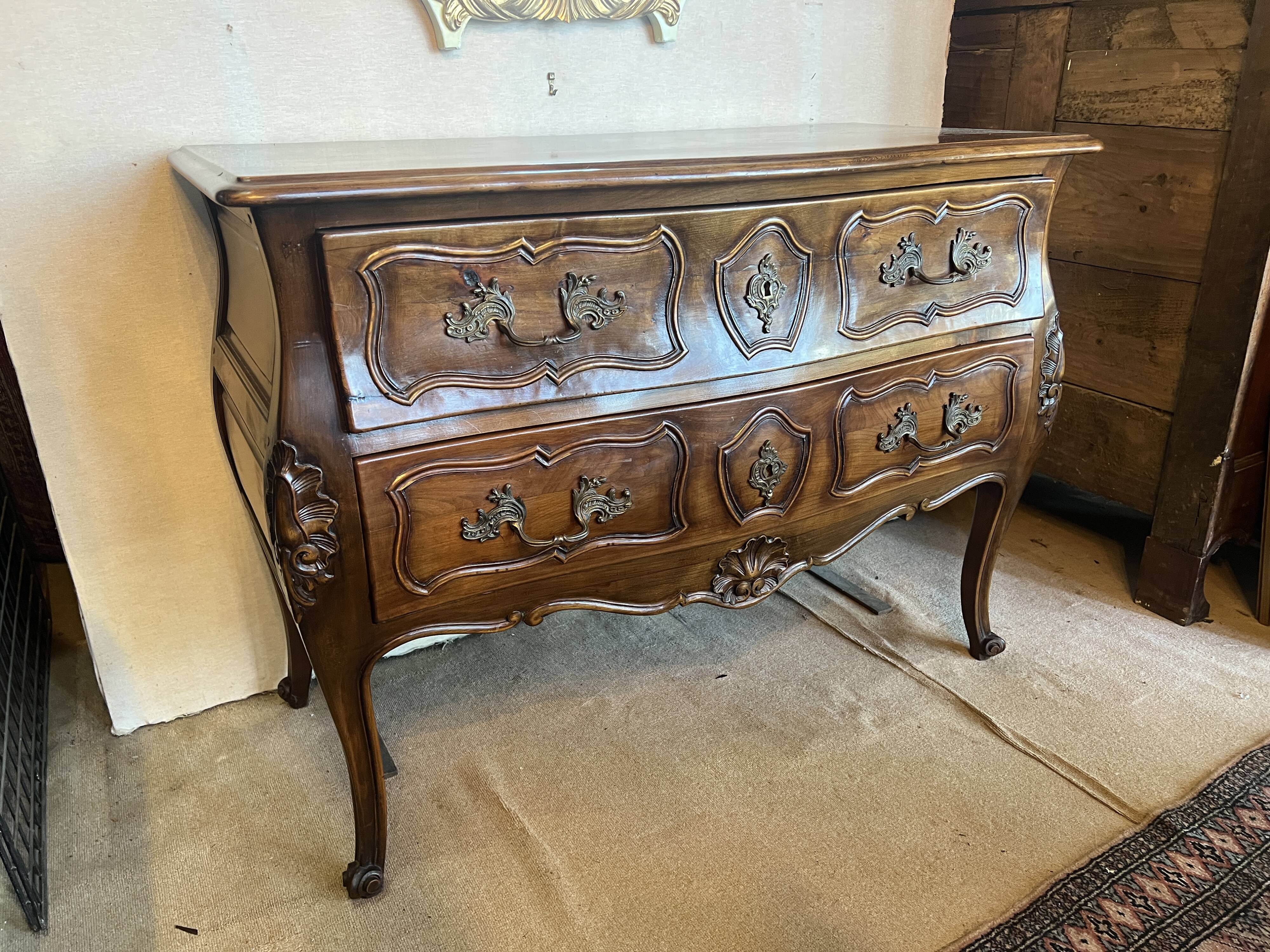 Commode de style louis XV , bois naturel