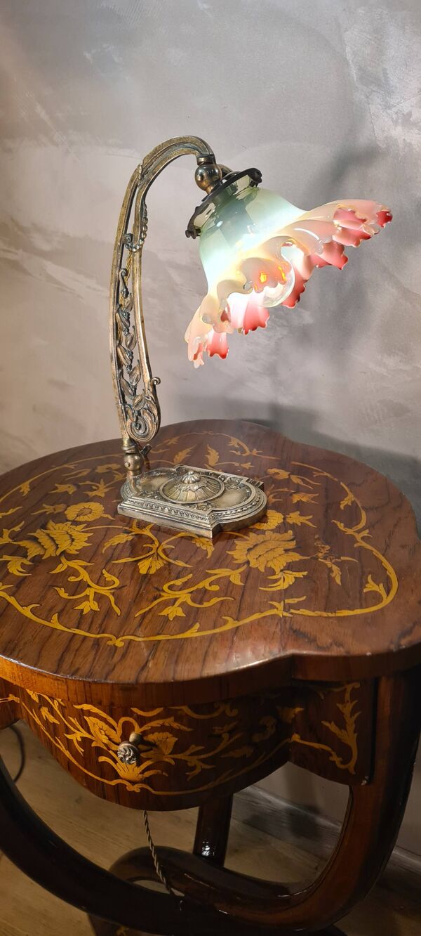 lampe bronze art nouveau ancienne 30x25 avec tulipe opalisante  interieur rouge tres rare